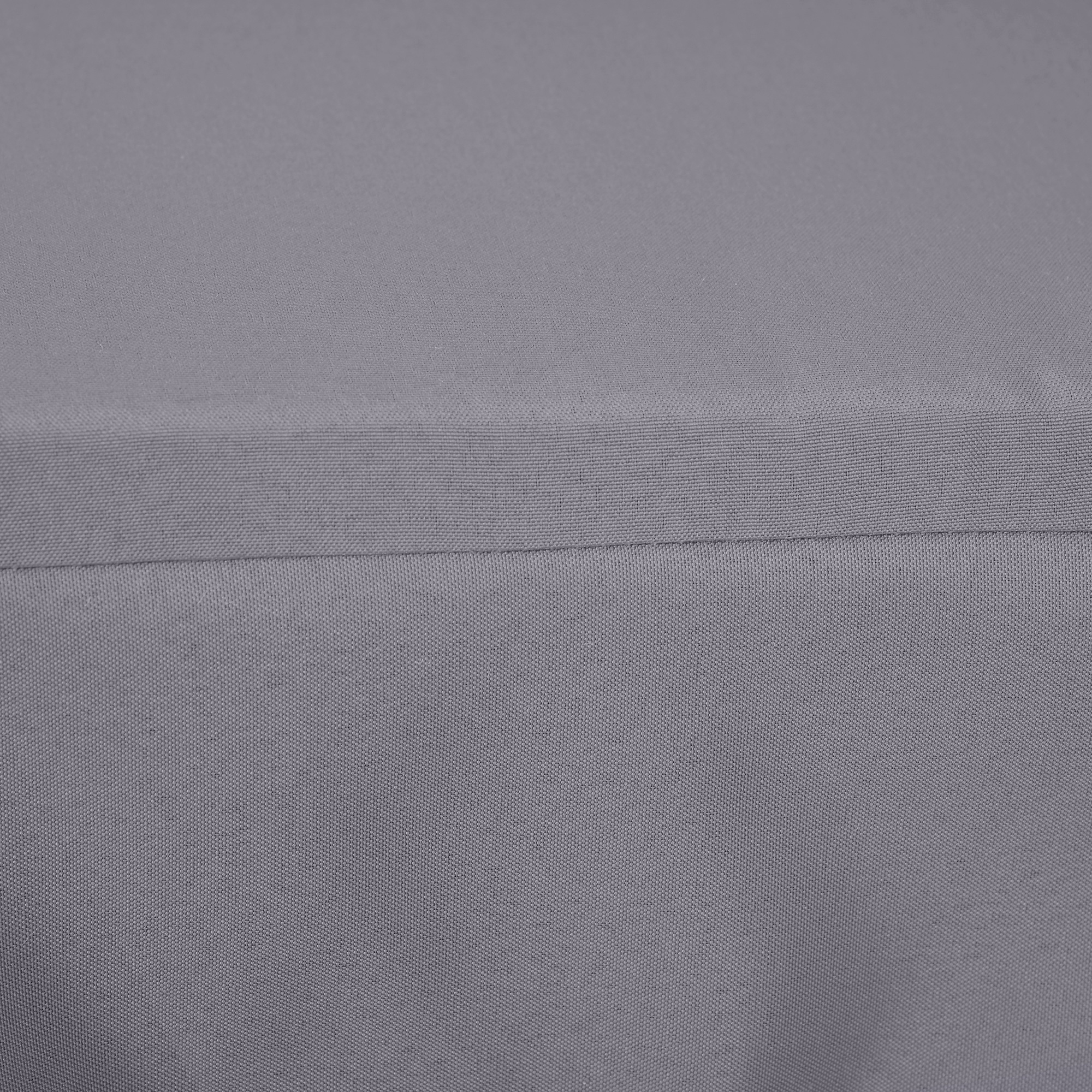 Tessuto grigio con cucitura e trama visibili.
