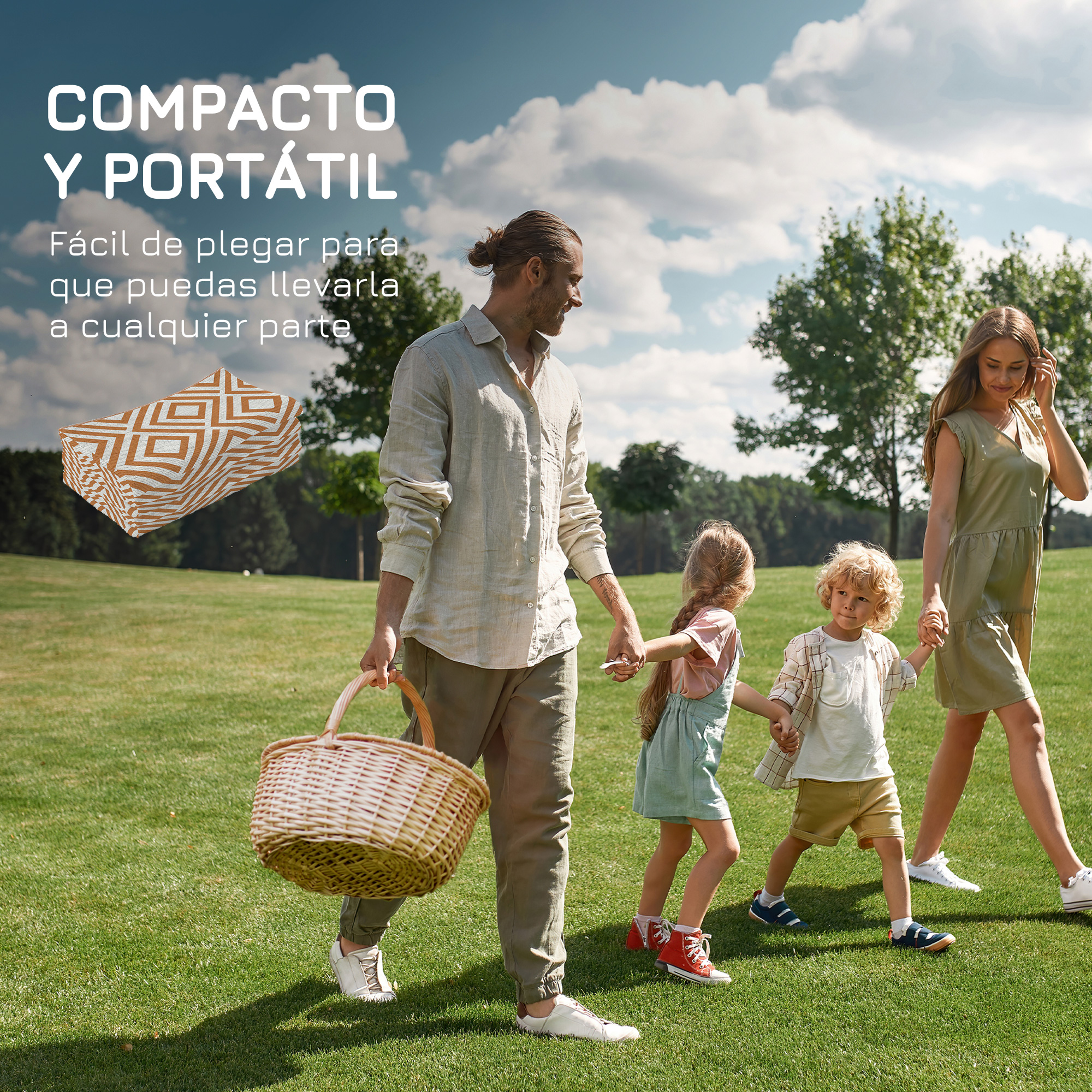 Una familia camina por un césped verde con una cesta de picnic y una manta plegada.