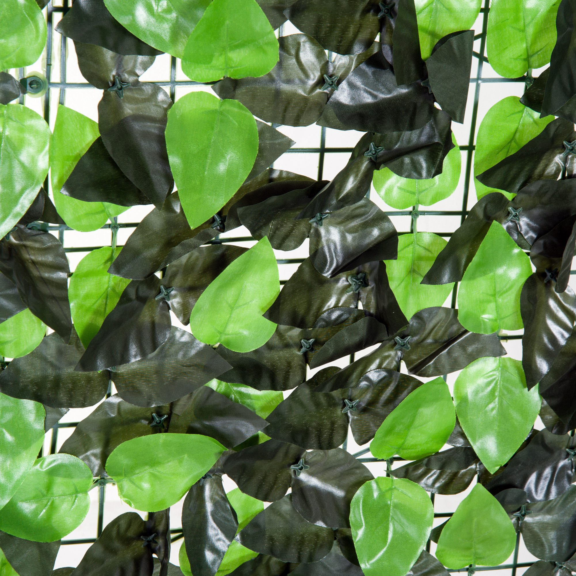 Hojas artificiales verdes y verde oscuro sobre una rejilla.