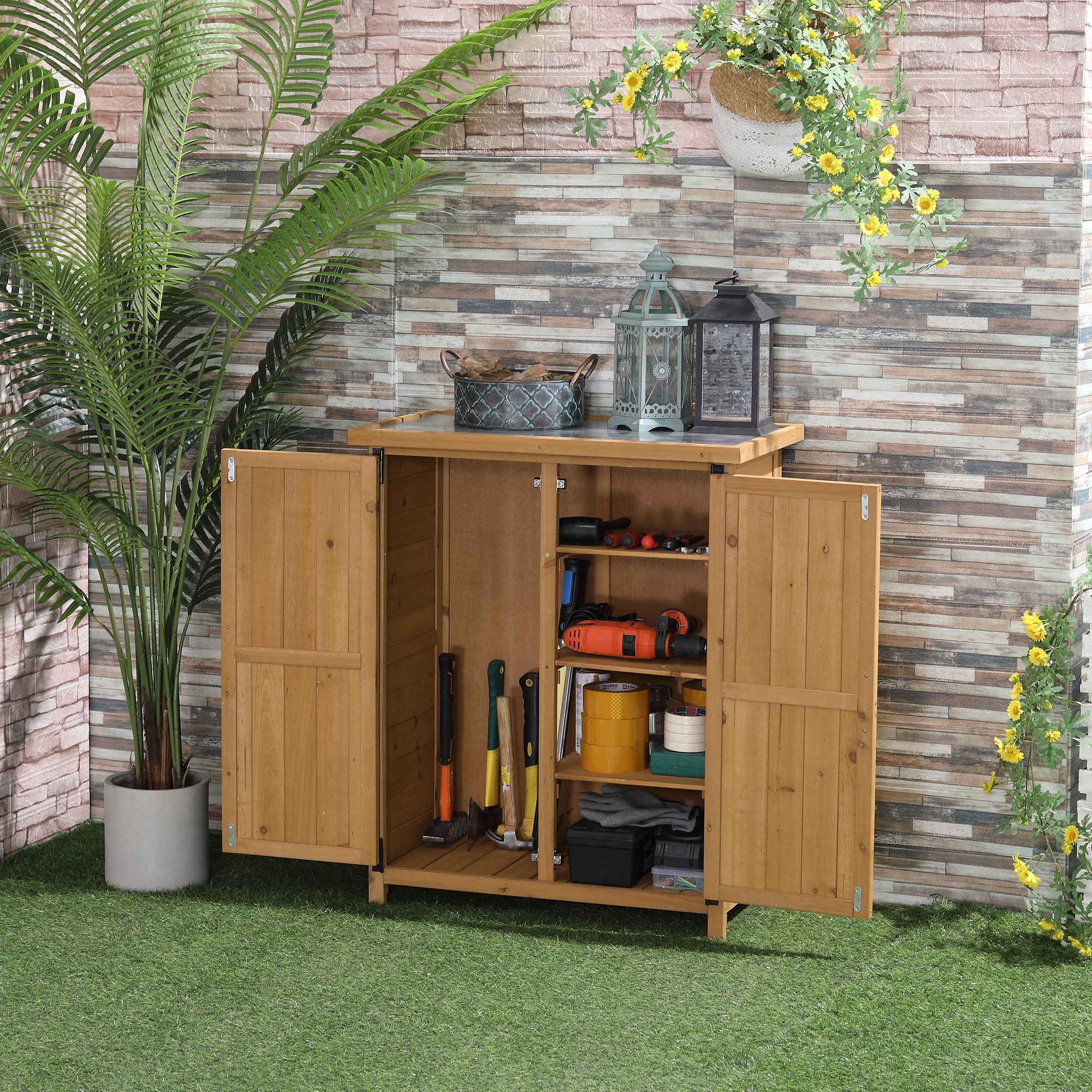 Armario de madera con herramientas y plantas frente a una pared de piedra.