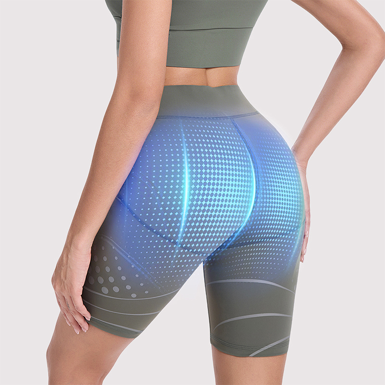 Donna in pantaloncini con motivo blu che indica compressione.