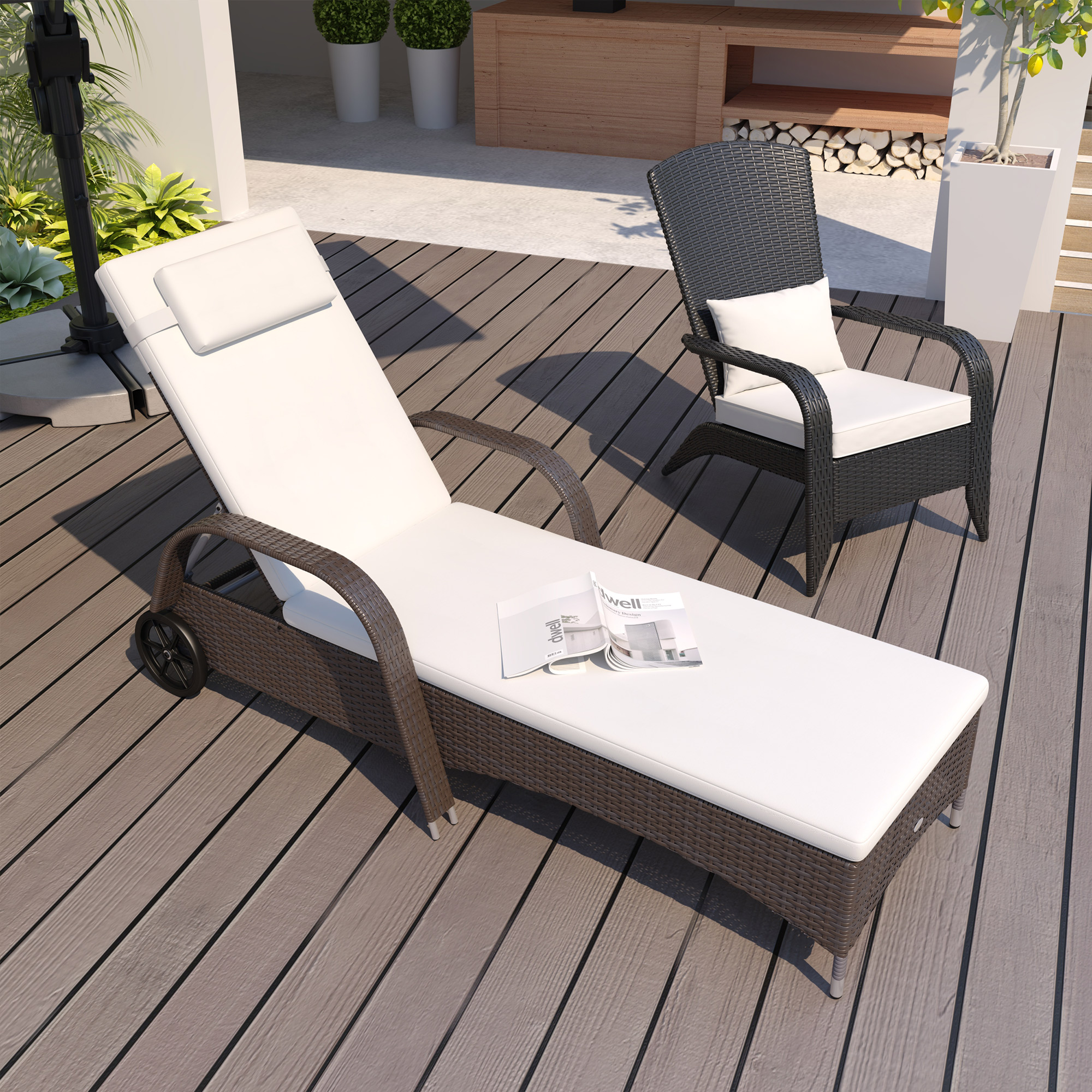 Chaise longue in rattan marrone con cuscino bianco e rivista su deck in legno.