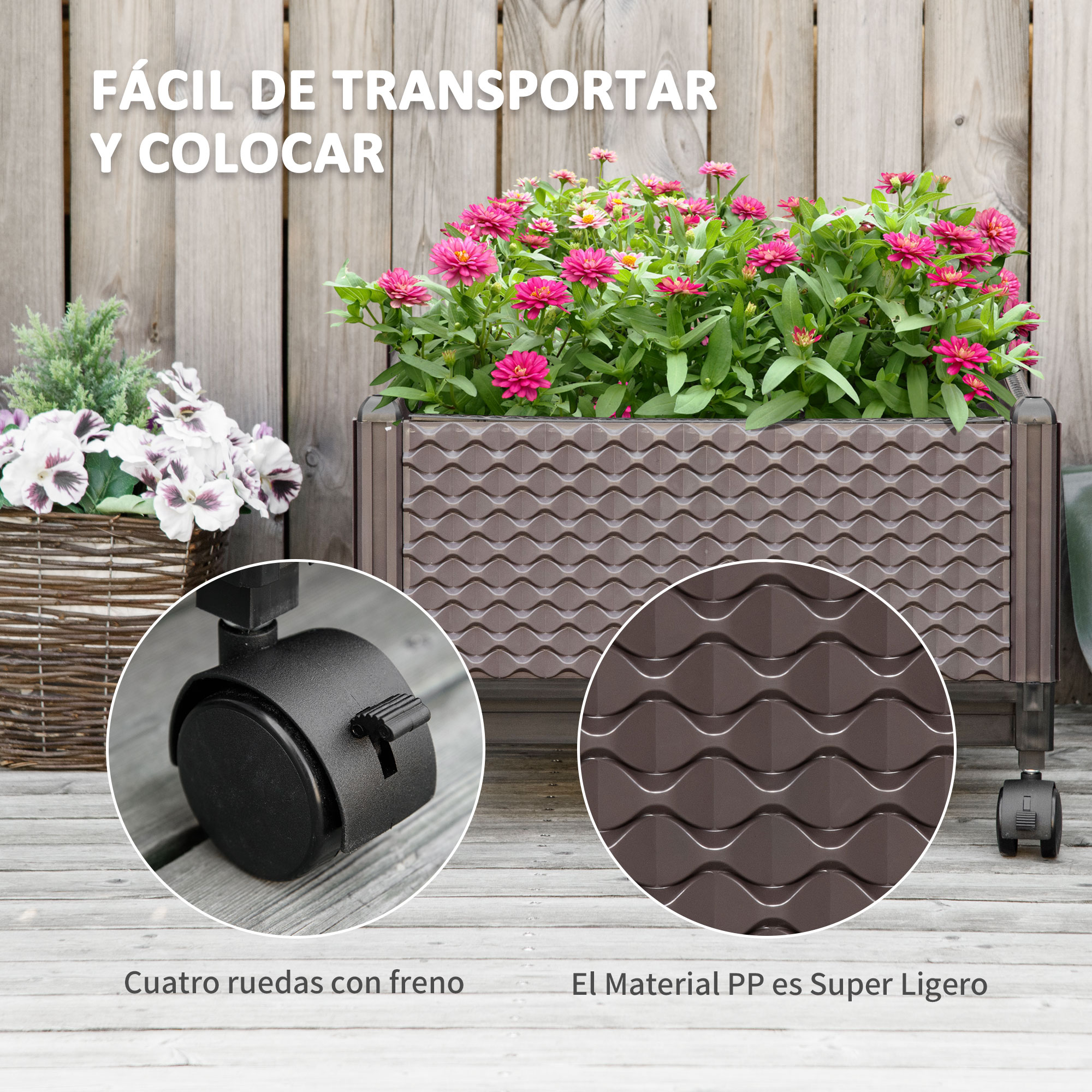 Macetero marrón con ruedas y zinnias rosas sobre fondo de valla de madera.