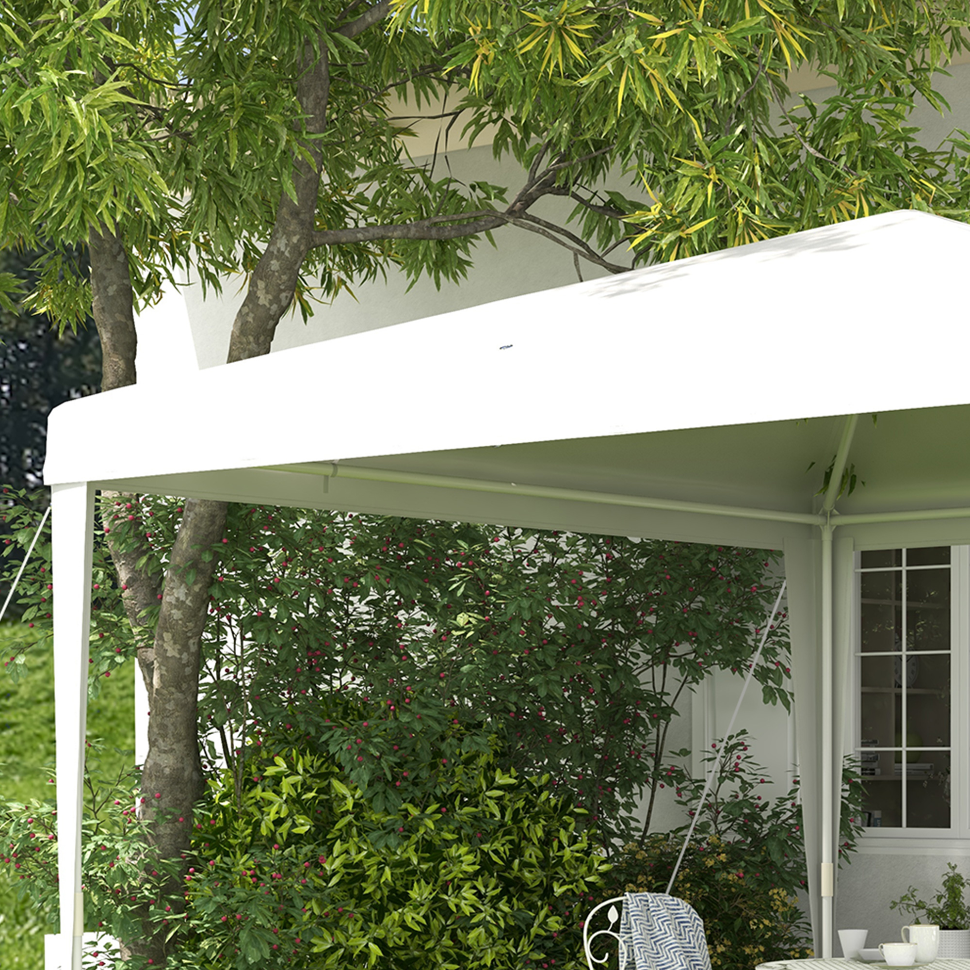 Un toldo blanco sobre un jardín con árboles y arbustos.