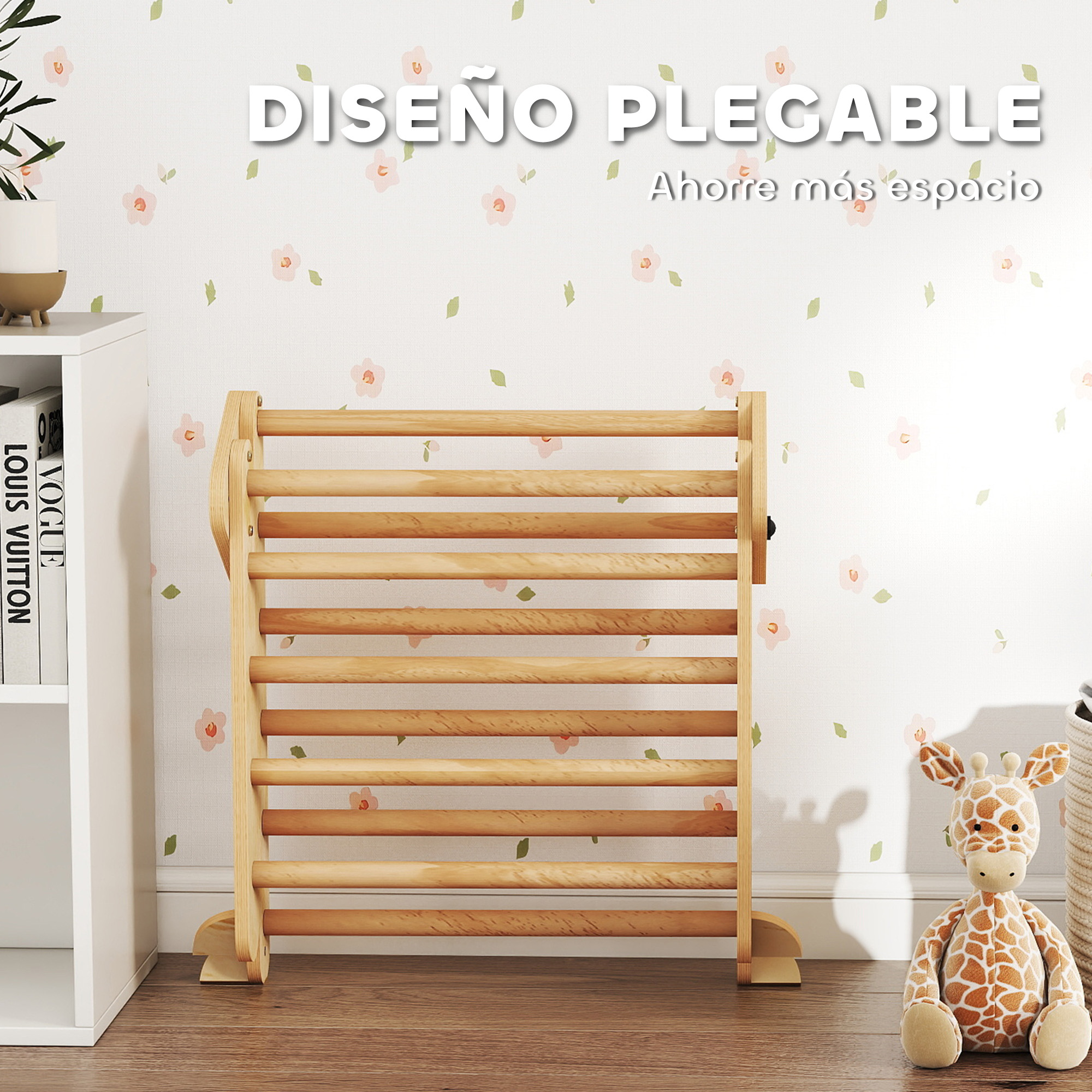 Un gimnasio de madera junto a una estantería blanca con libros y un peluche de jirafa.