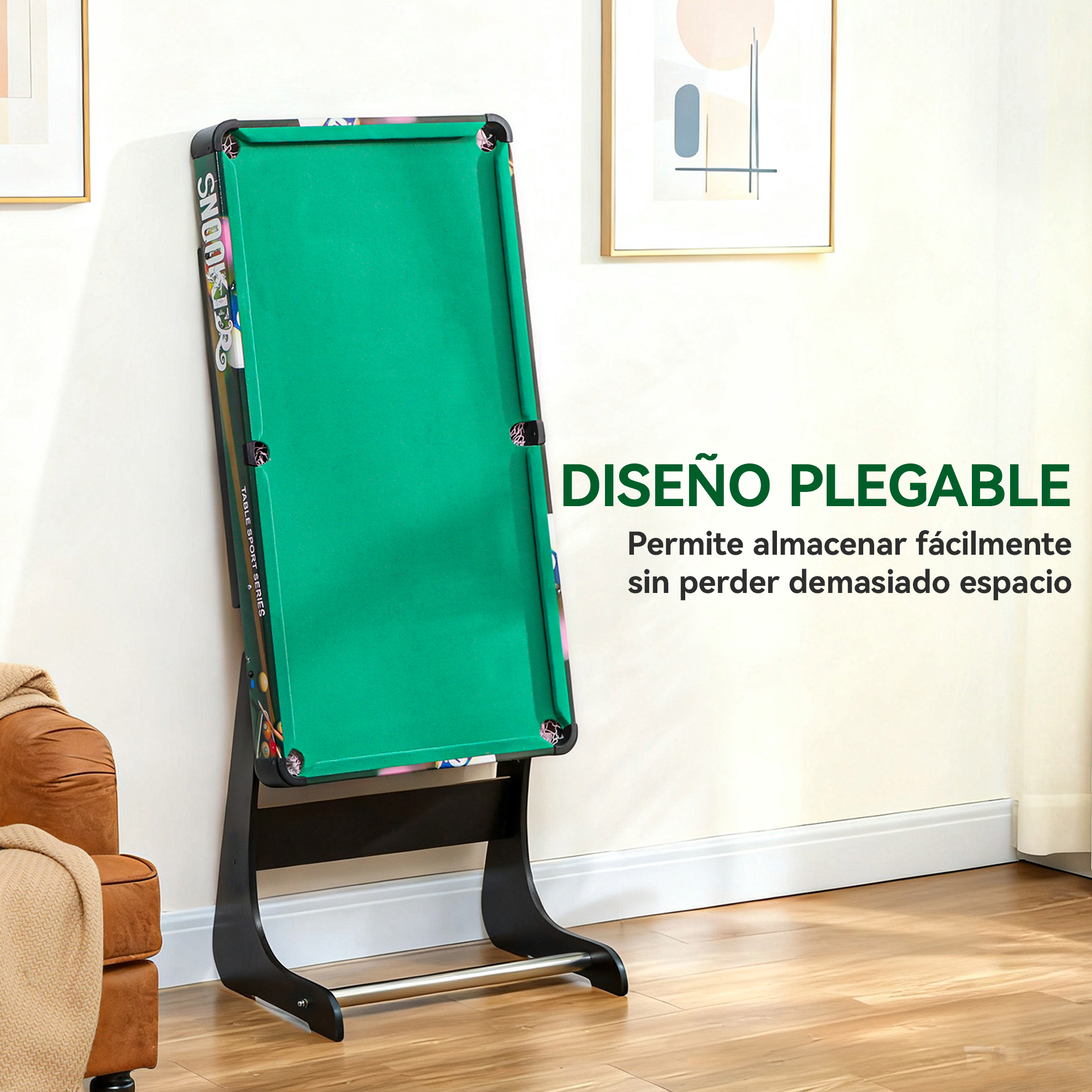 Una mesa de billar plegable con superficie verde está sobre un suelo de madera.
