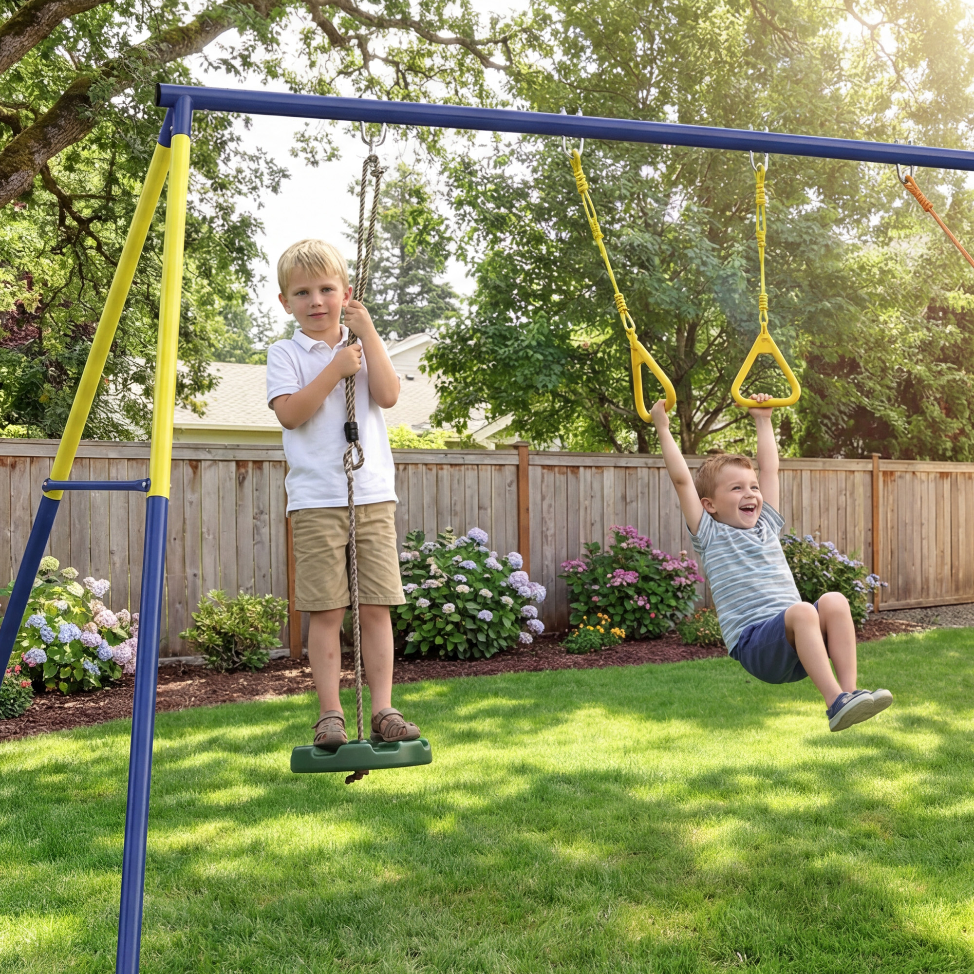 Dos niños juegan en un columpio en un patio trasero con valla de madera.