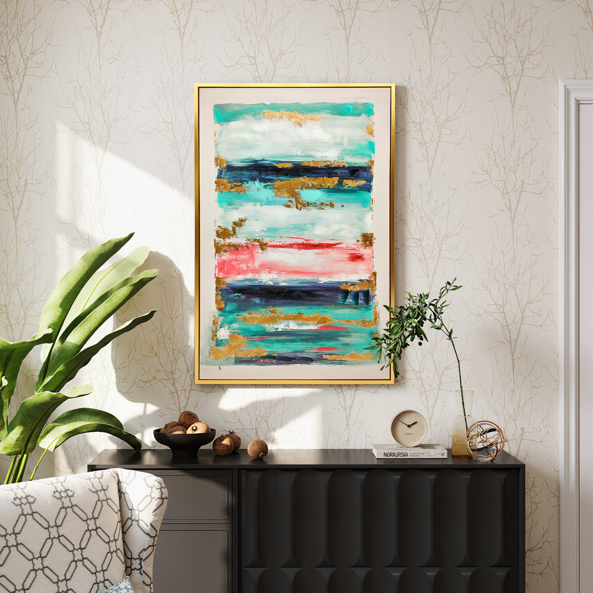 Una pintura abstracta con rayas turquesas, rojas y azules con acentos dorados.