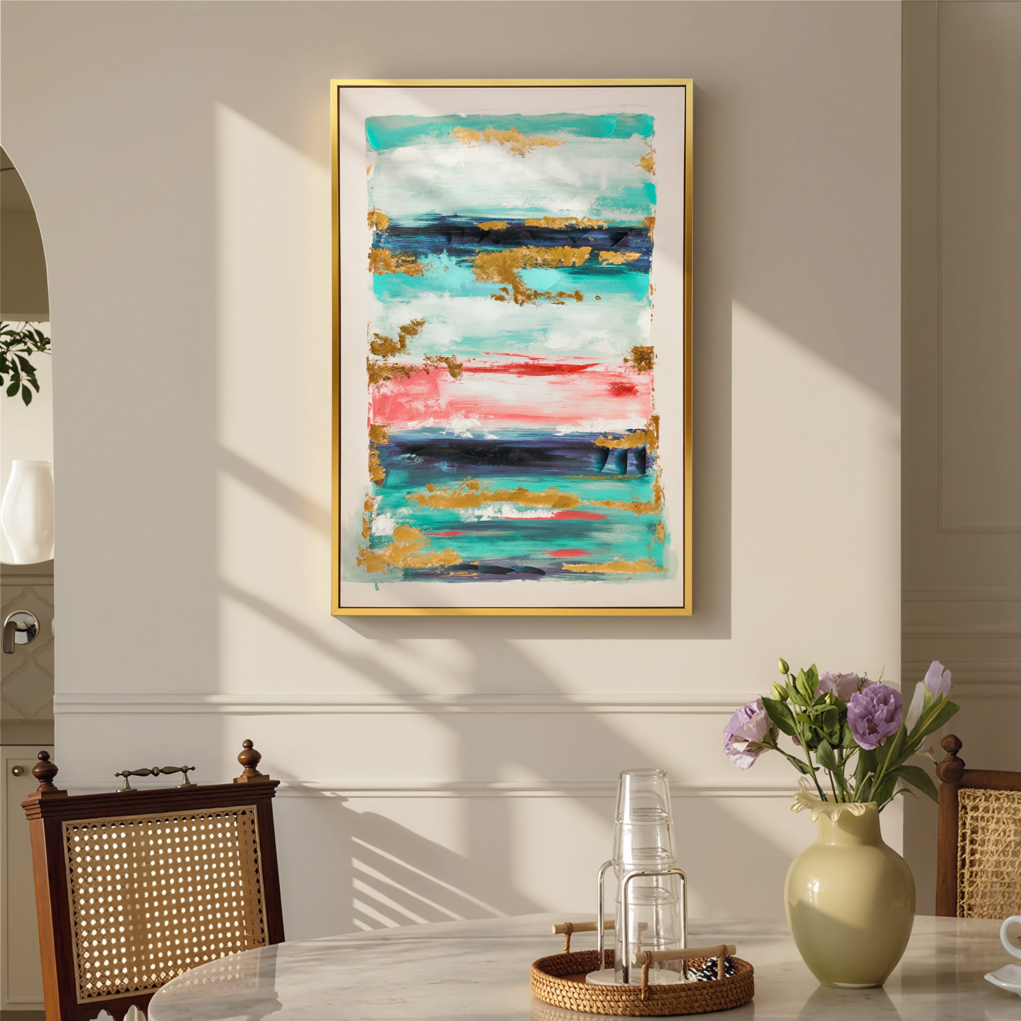 Pintura abstracta con trazos horizontales en azul, turquesa, rosa y dorado sobre blanco.