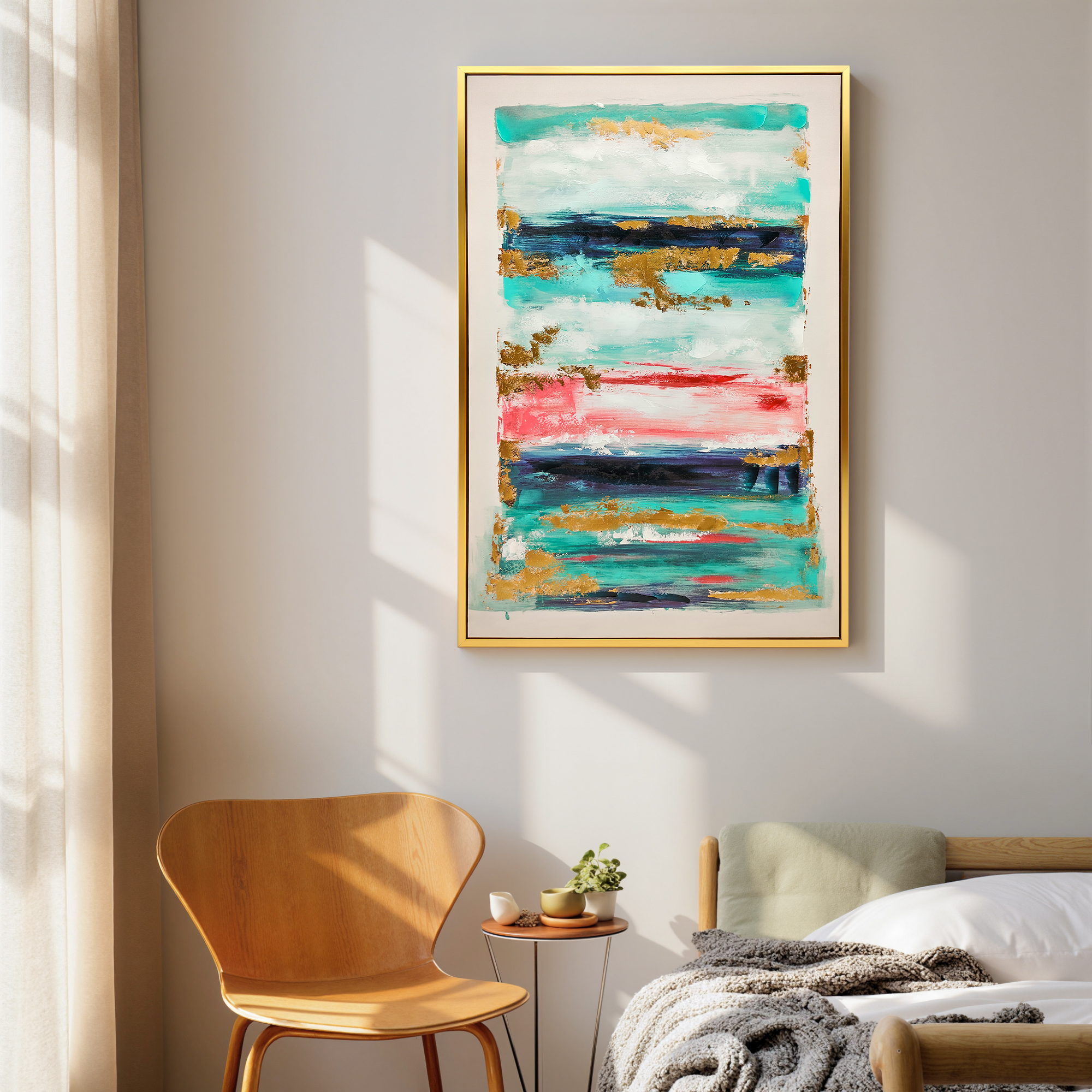 Pintura abstracta con detalles dorados sobre una cama y silla de madera.