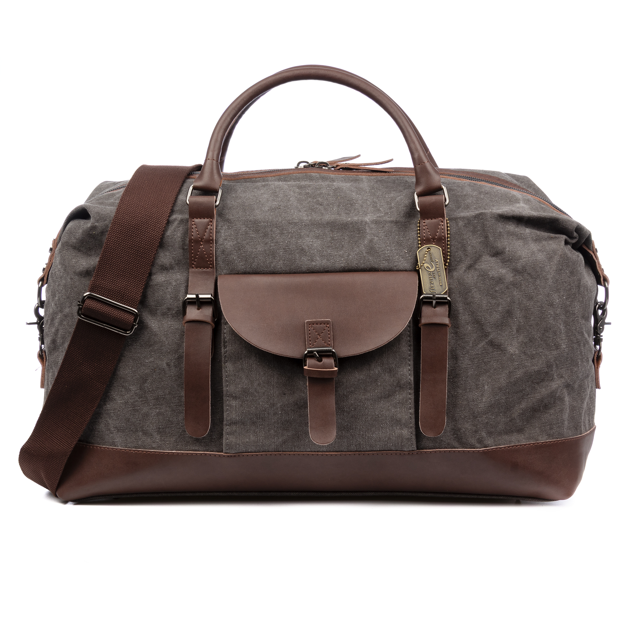 Una borsa da viaggio in tela grigio scuro con accenti in pelle marrone e tracolla.