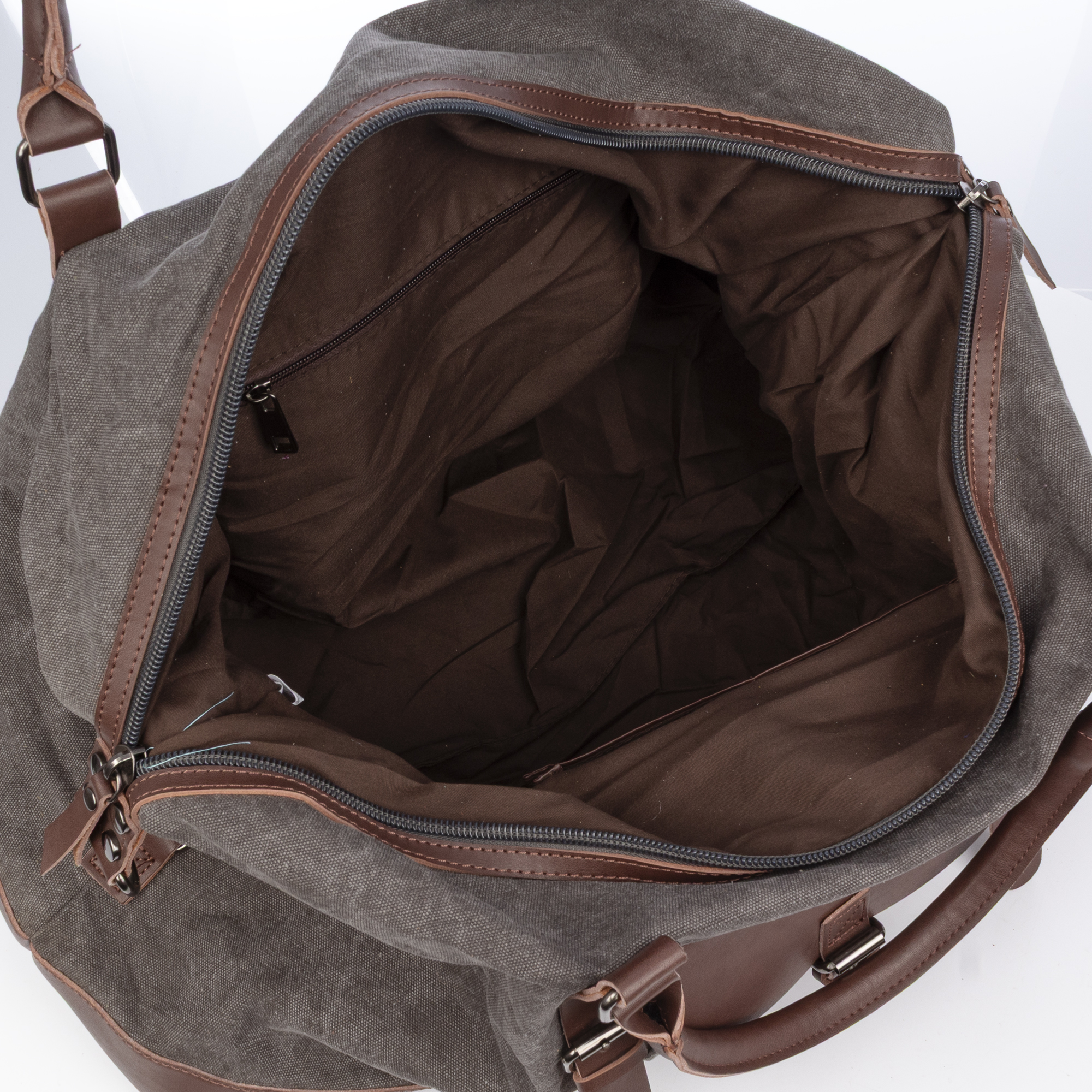Borsone aperto in tela grigio scuro con finiture in pelle marrone e fodera interna marrone.