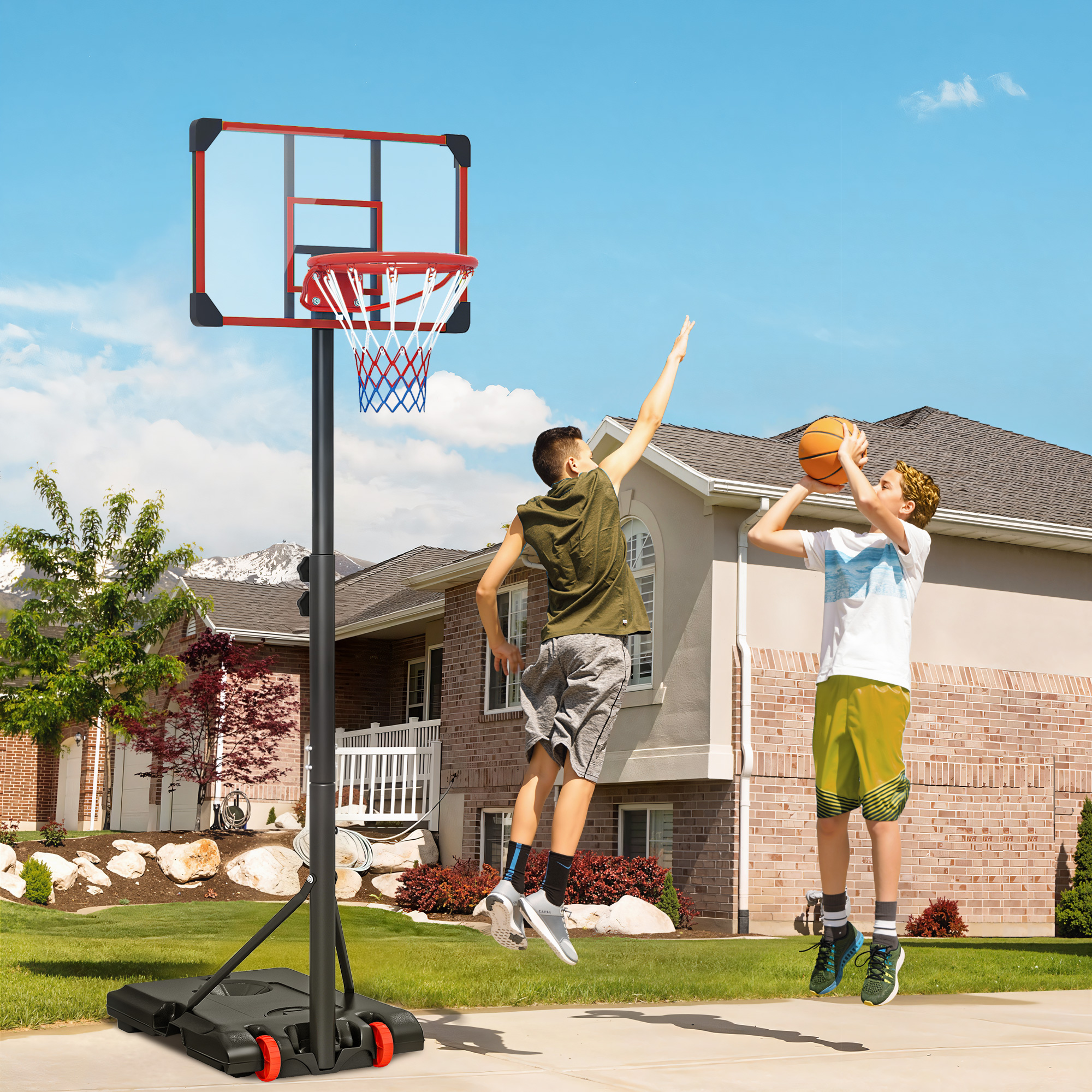 Dos chicos juegan al baloncesto frente a una casa, uno tira, otro salta.
