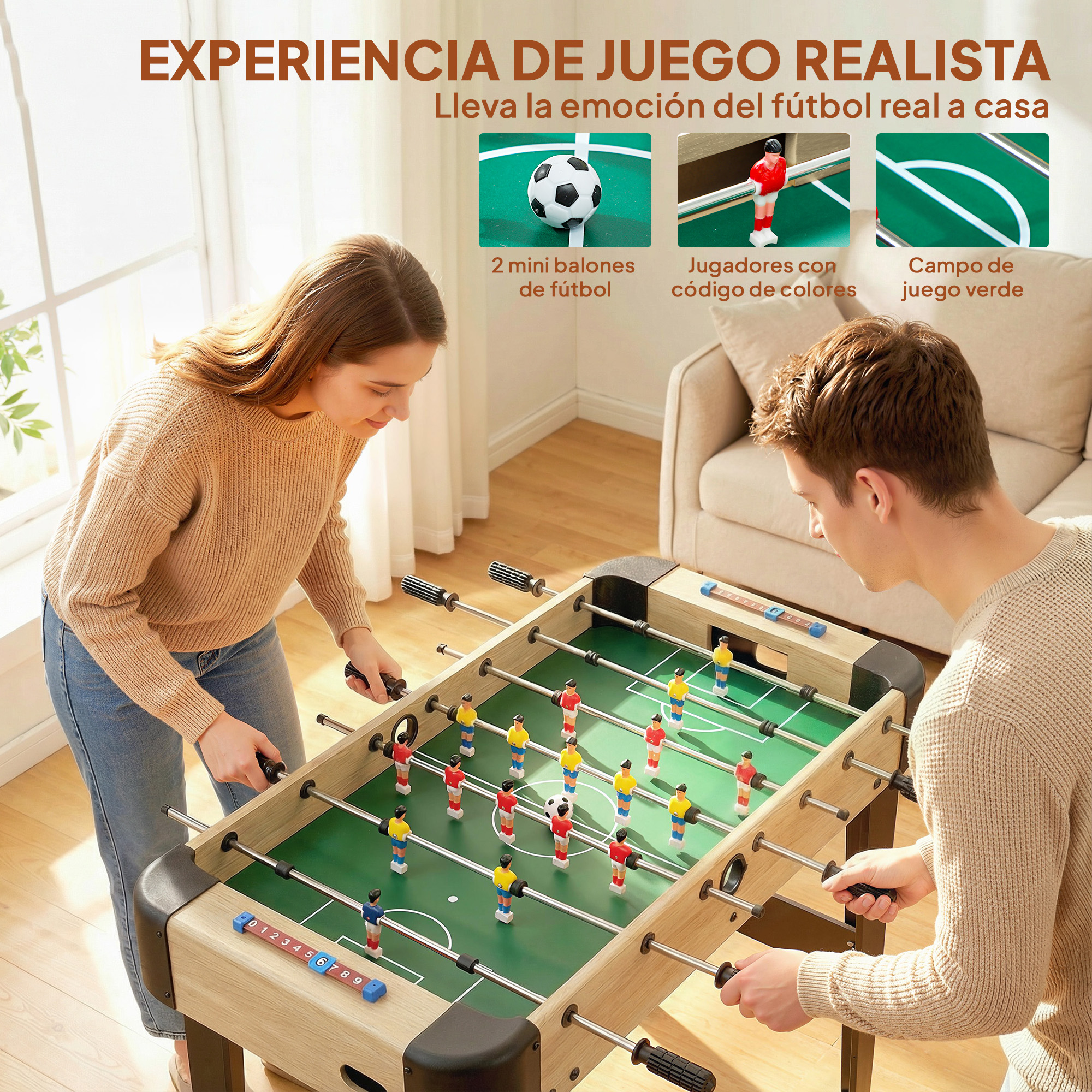 Dos personas jugando al futbolín. El futbolín es de madera con campo de juego verde.