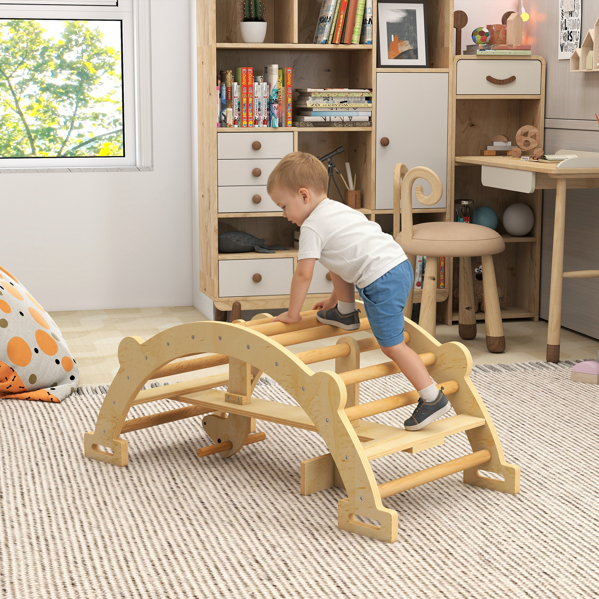 Un niño pequeño trepa en una estructura de juego de madera en una habitación infantil.