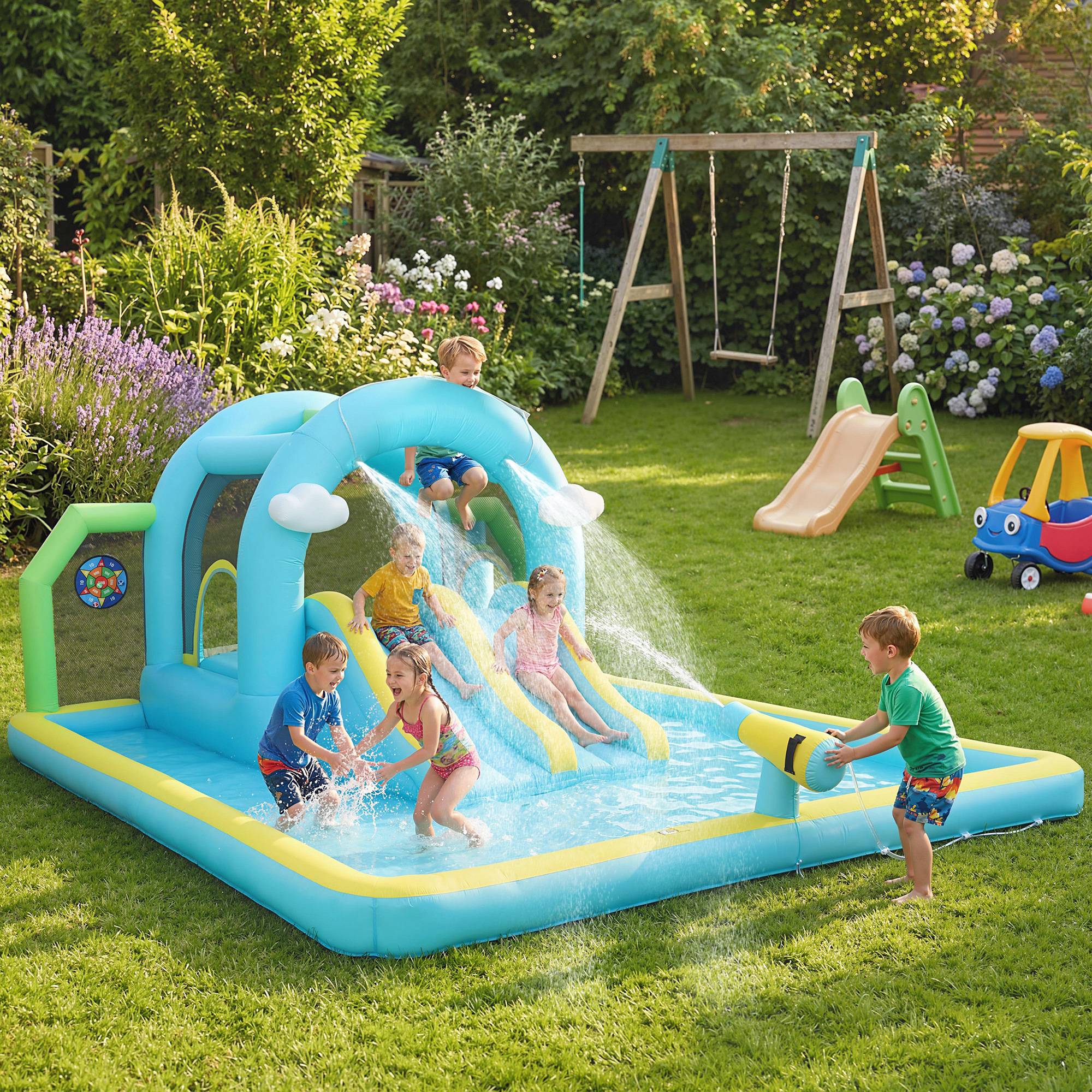 Niños chapotean y se deslizan en un parque acuático inflable en un patio. Incluye columpio y coche de juguete.