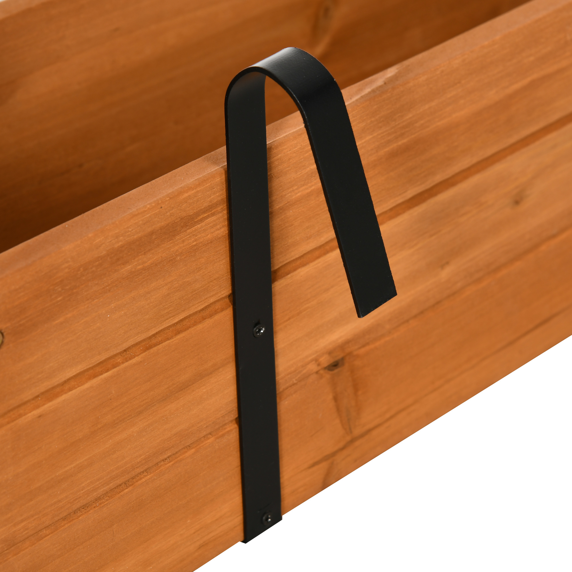Caja de madera para plantas con gancho de metal negro.