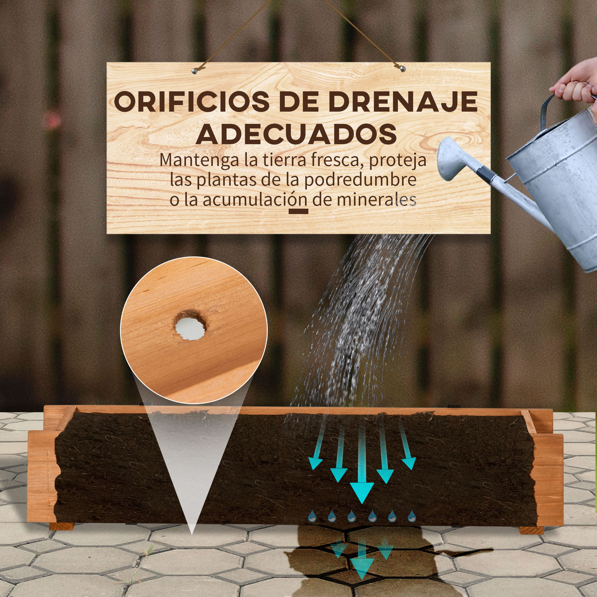 Riego de un macetero de madera con orificios de drenaje, el agua se filtra.