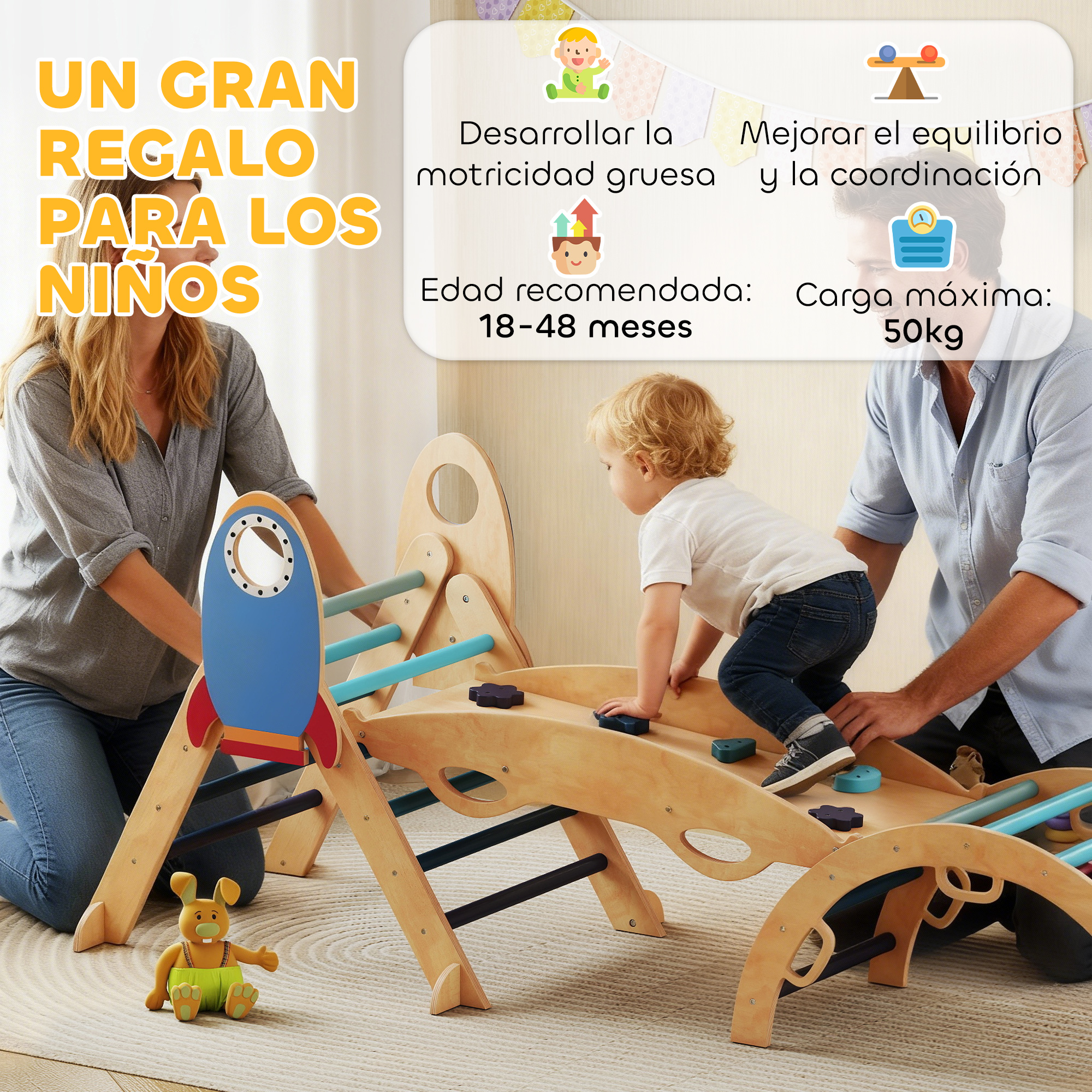 Un niño pequeño escala un gimnasio de madera con supervisión parental. Texto.