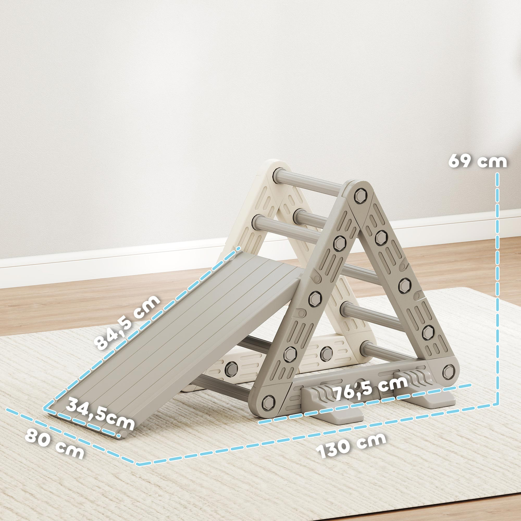 Un triángulo de escalada gris y beige con tobogán sobre una alfombra.