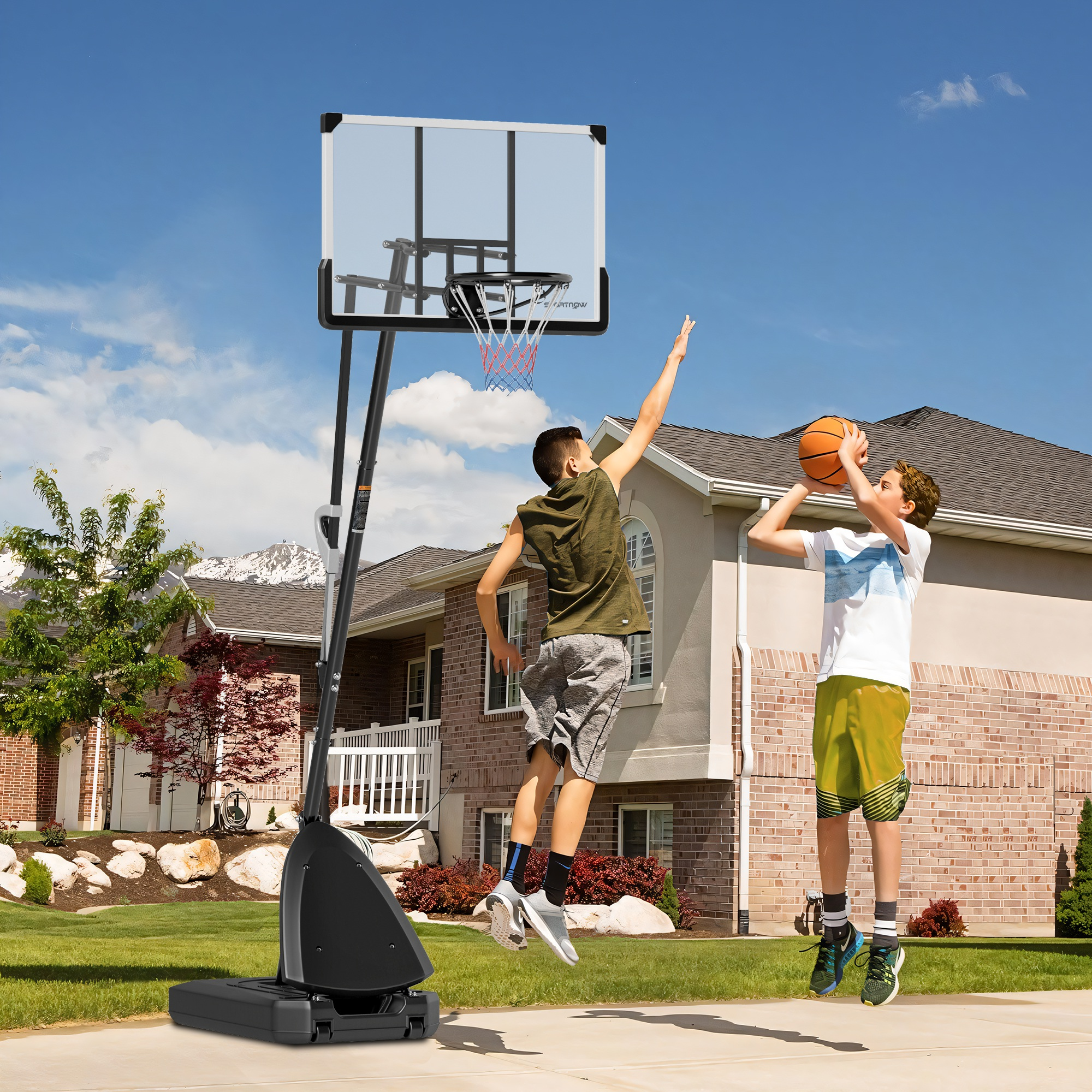 Dos niños juegan al baloncesto frente a una casa bajo un cielo azul.