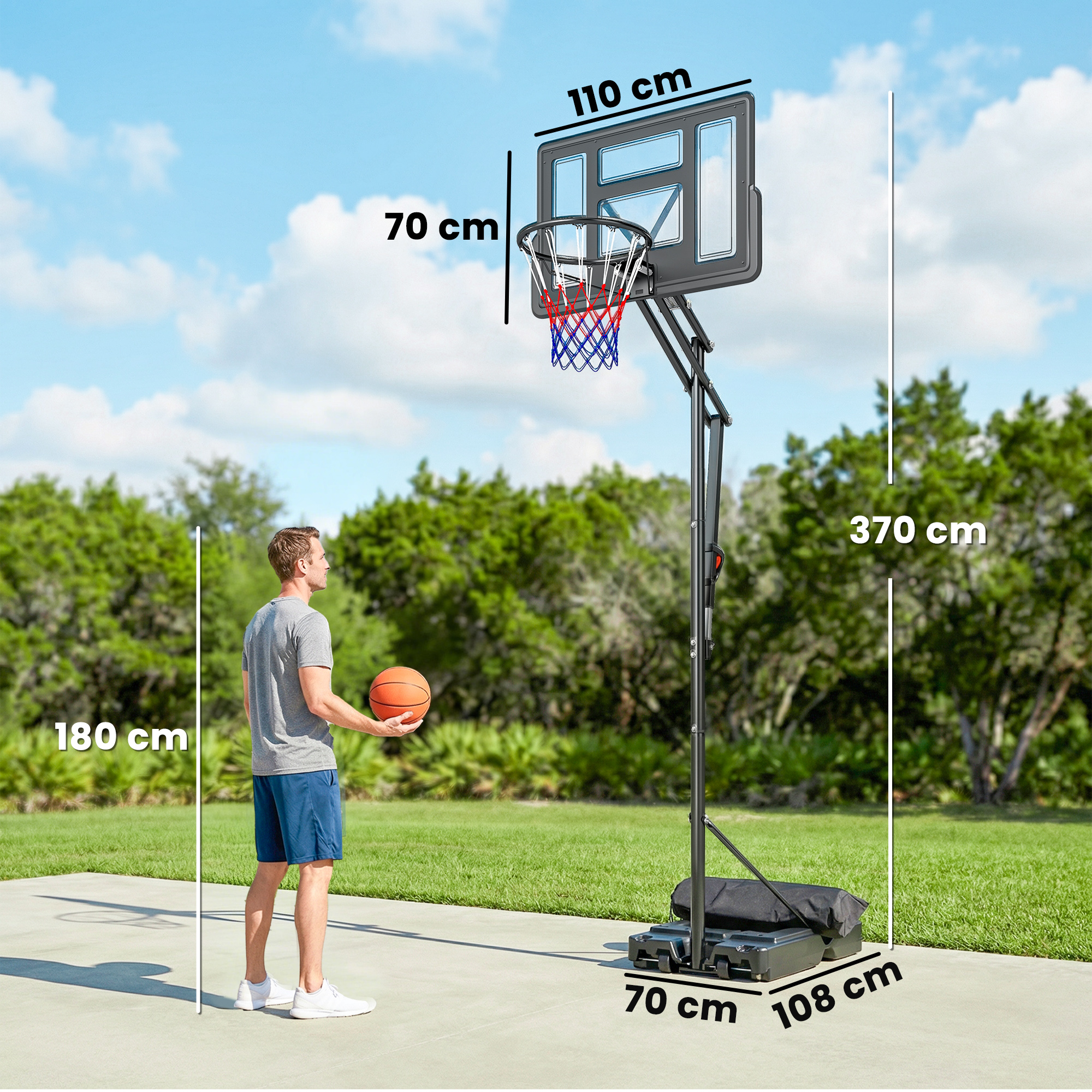 Hombre con baloncesto junto a un aro portátil con dimensiones.