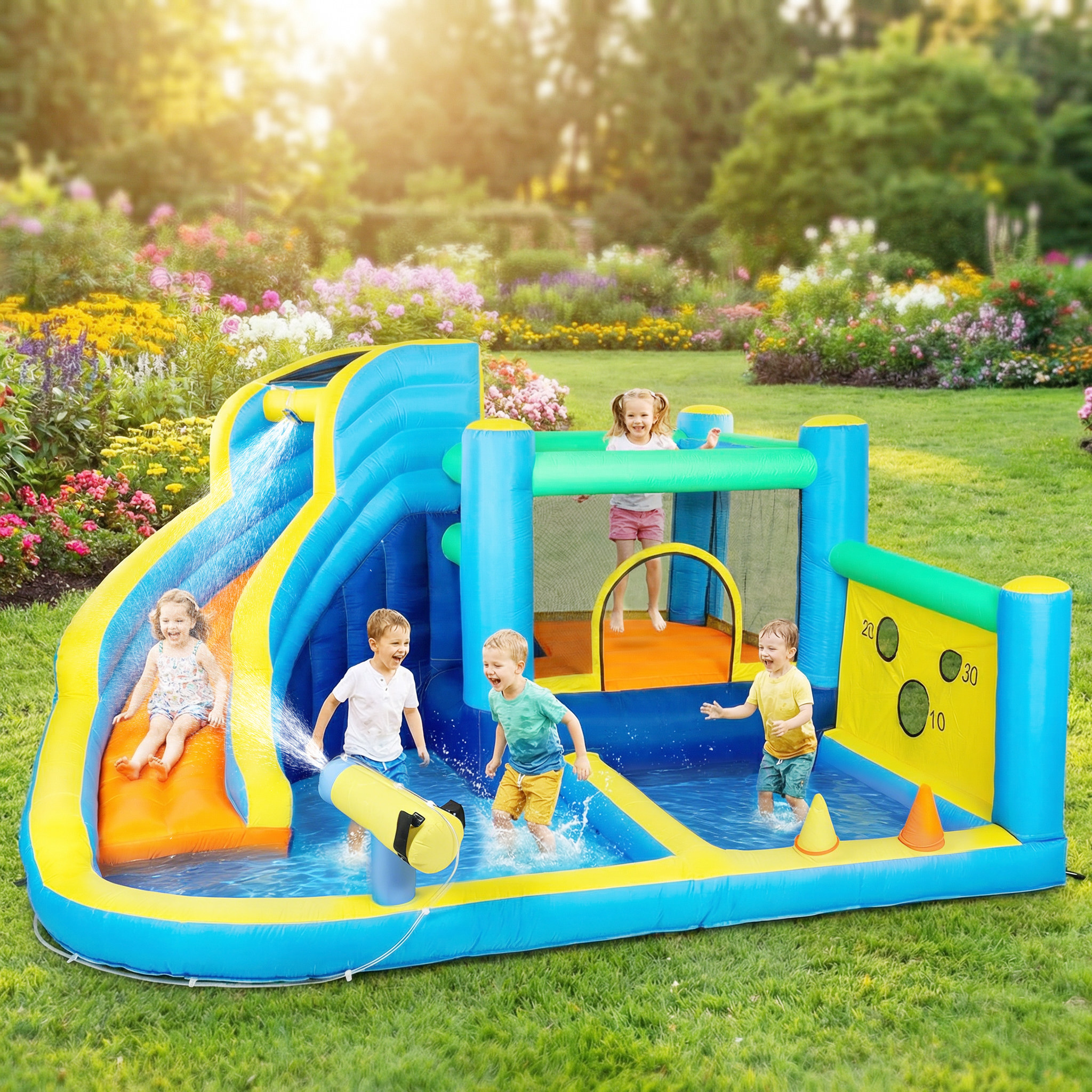 Niños juegan en un tobogán acuático inflable azul y amarillo con piscina y casa de rebote.