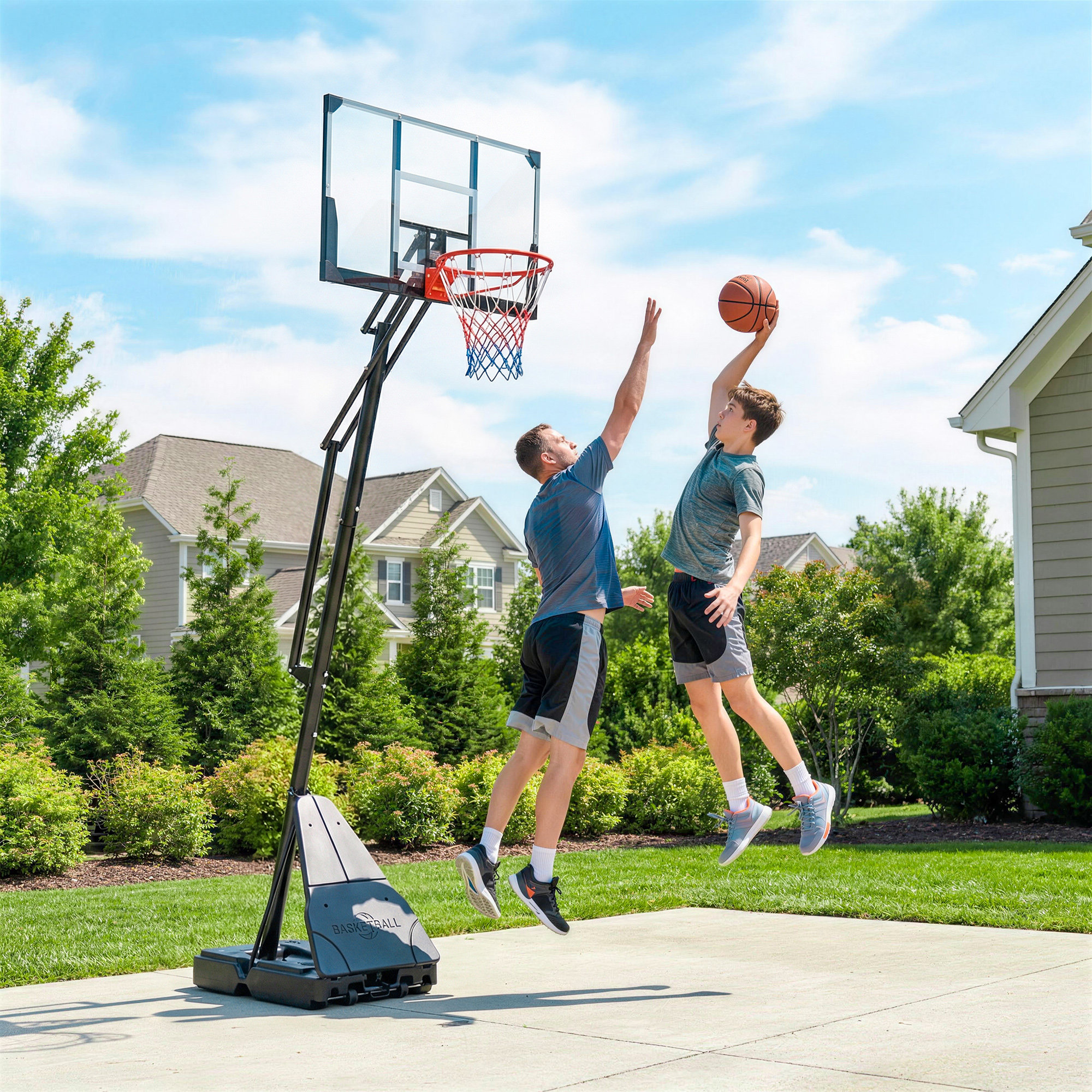 Dos chicos jugando al baloncesto al aire libre, uno lanzando el balón a la canasta.