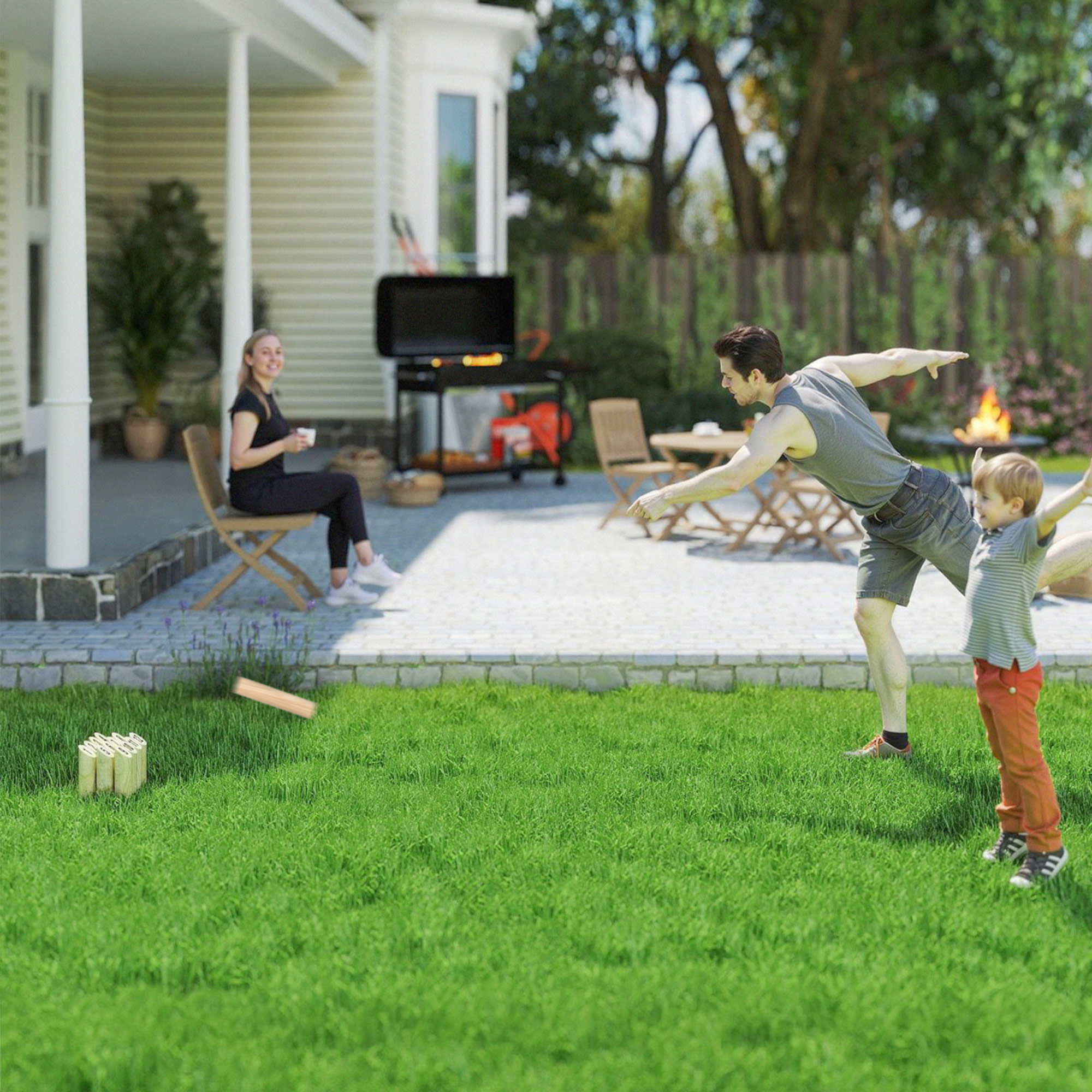 Familia juega Kubb en el patio; hombre lanza, niño juega, mujer sentada.