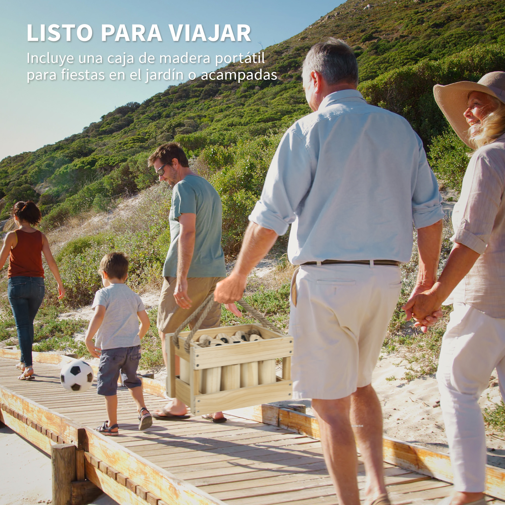 Una familia camina por un sendero de madera, un hombre lleva una caja.