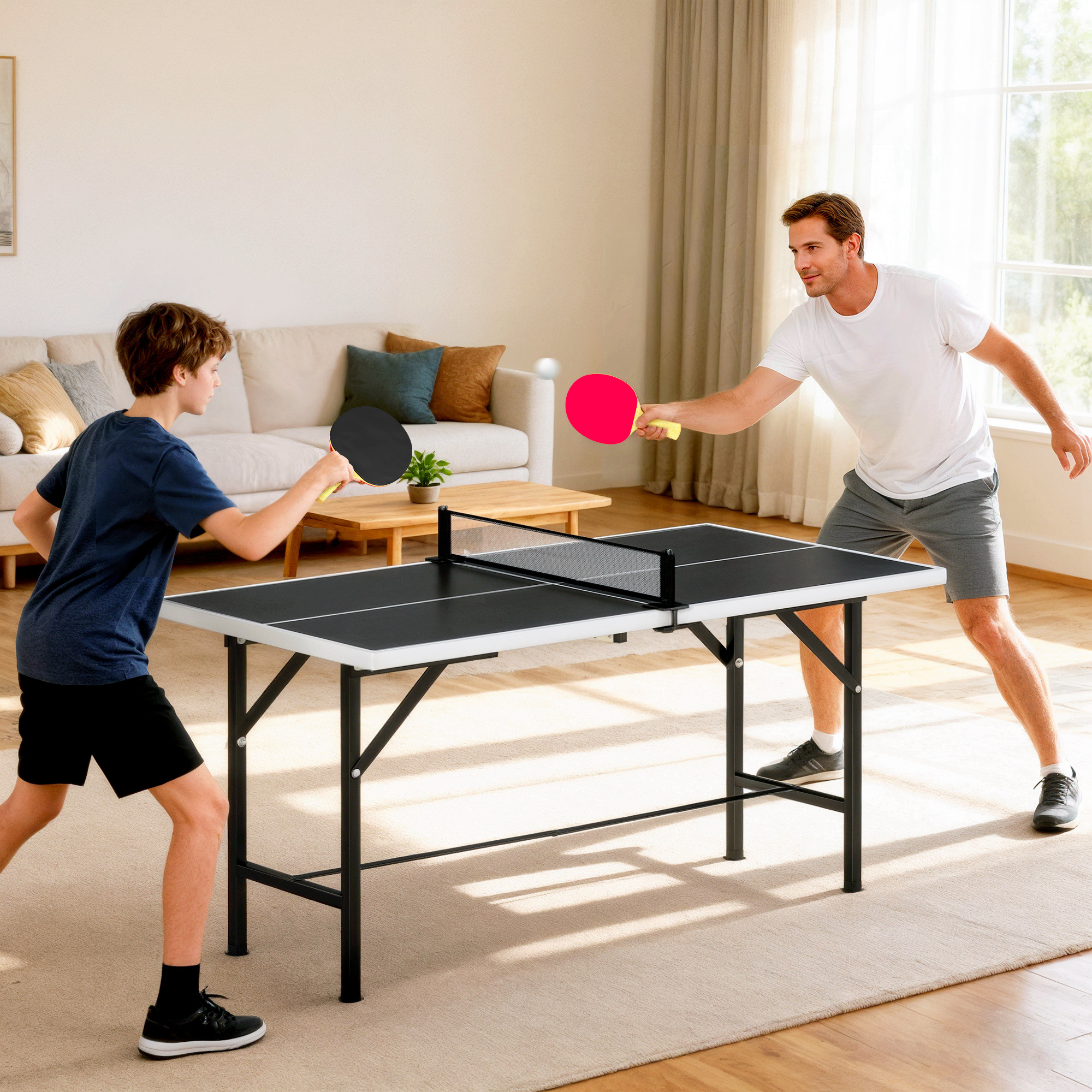 Padre e hijo juegan al tenis de mesa en una sala de estar con mesa y sofá.