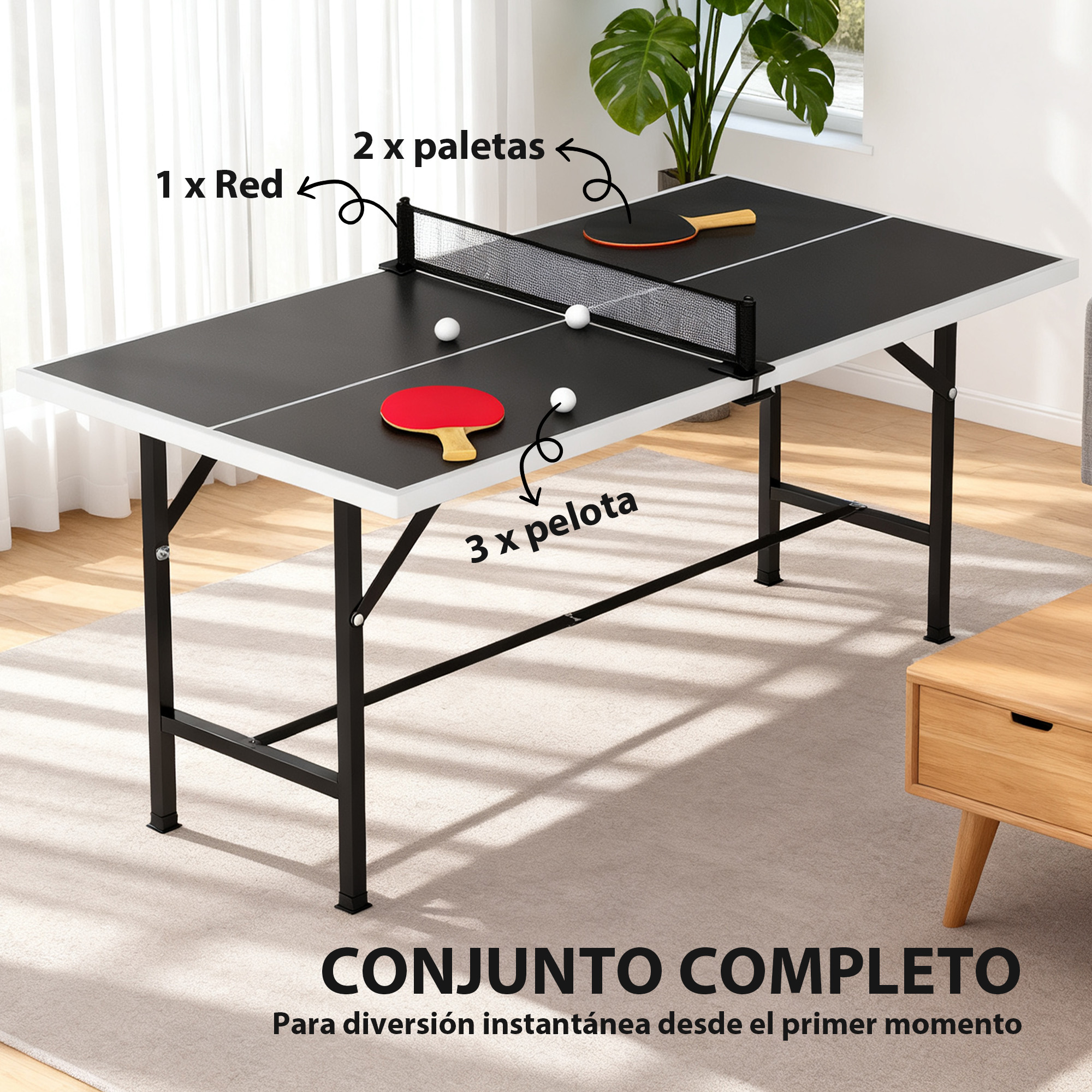 Una mesa de ping pong negra con red, dos palas, tres pelotas y patas.