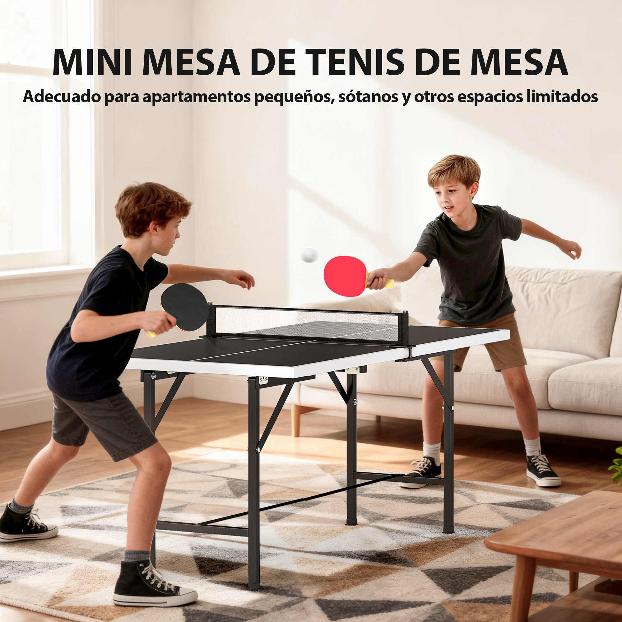 Dos niños juegan al tenis de mesa en una mesa pequeña en una sala.
