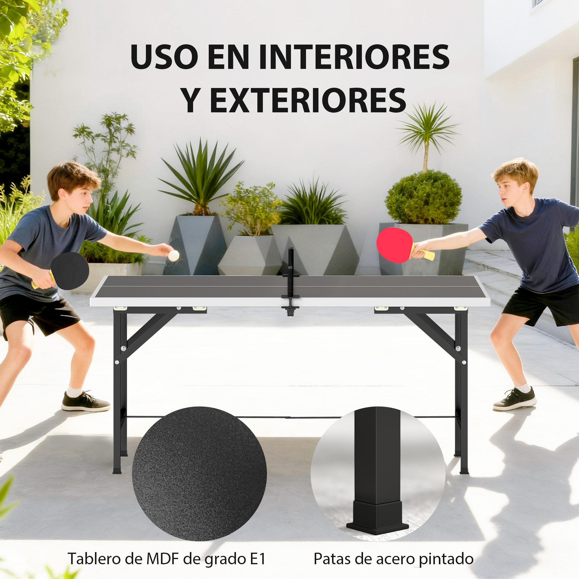 Dos niños juegan al ping pong al aire libre en una mesa con tablero y red negros.