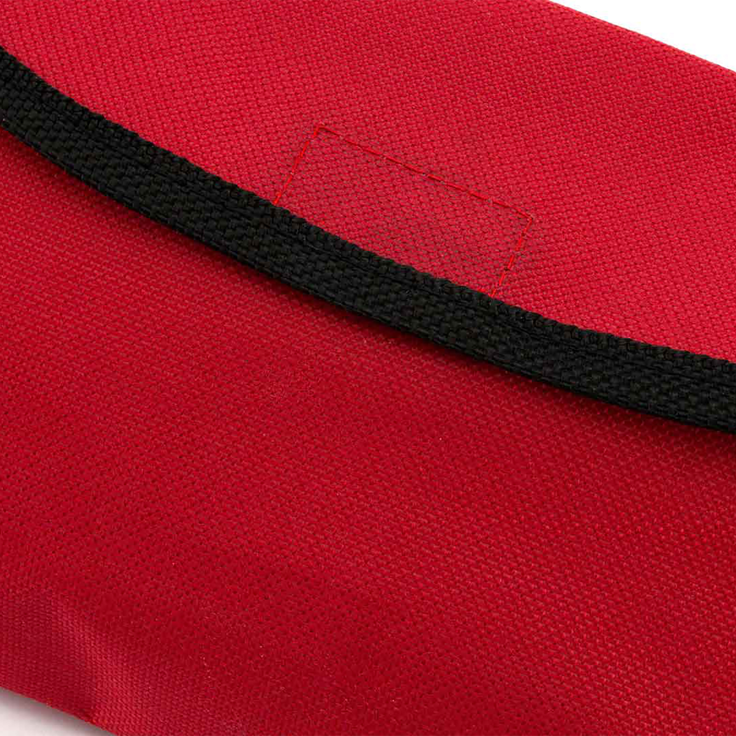 Tessuto rosso con bordo nero e cuciture a vista.