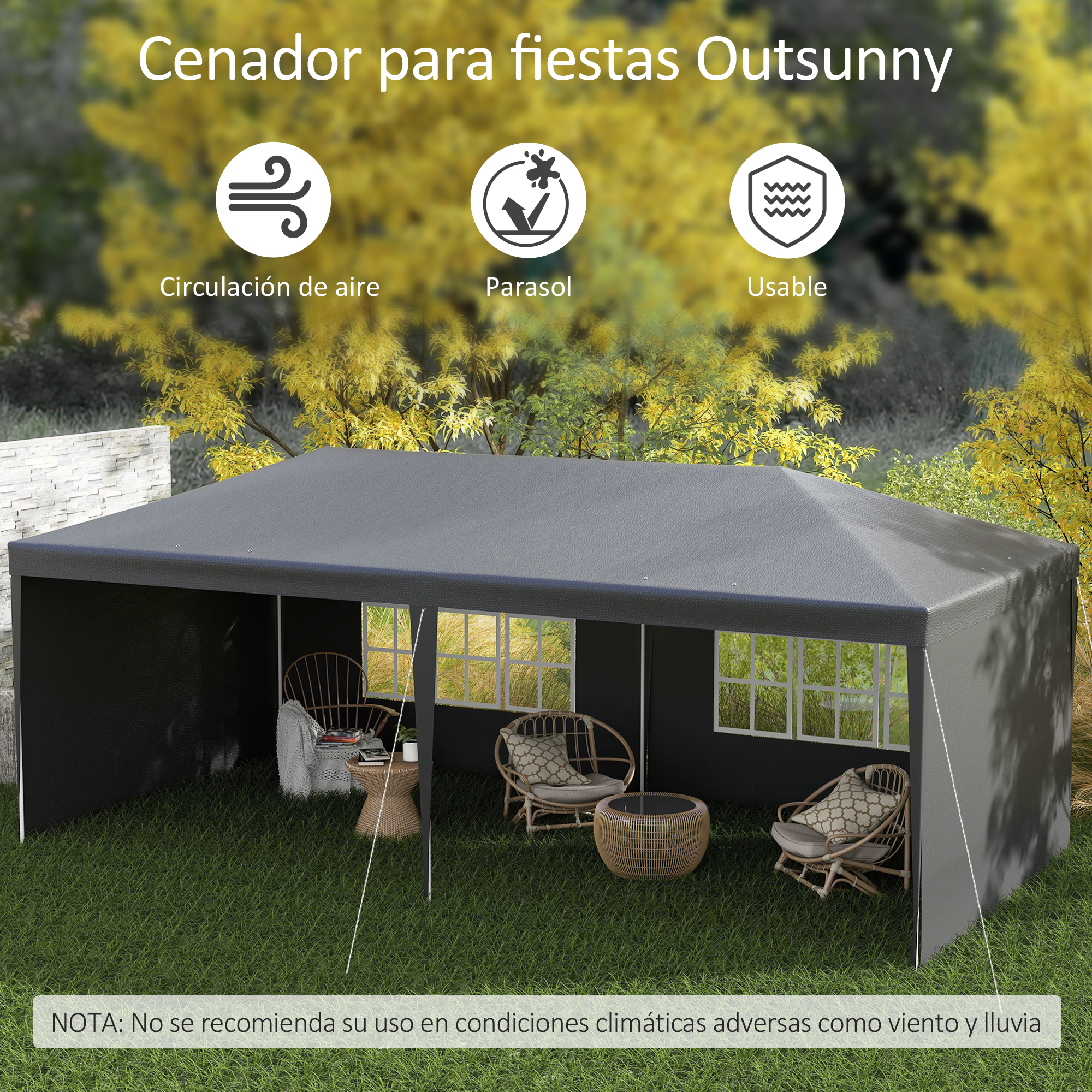 Carpa gris oscura con muebles de exterior, rodeada de árboles.