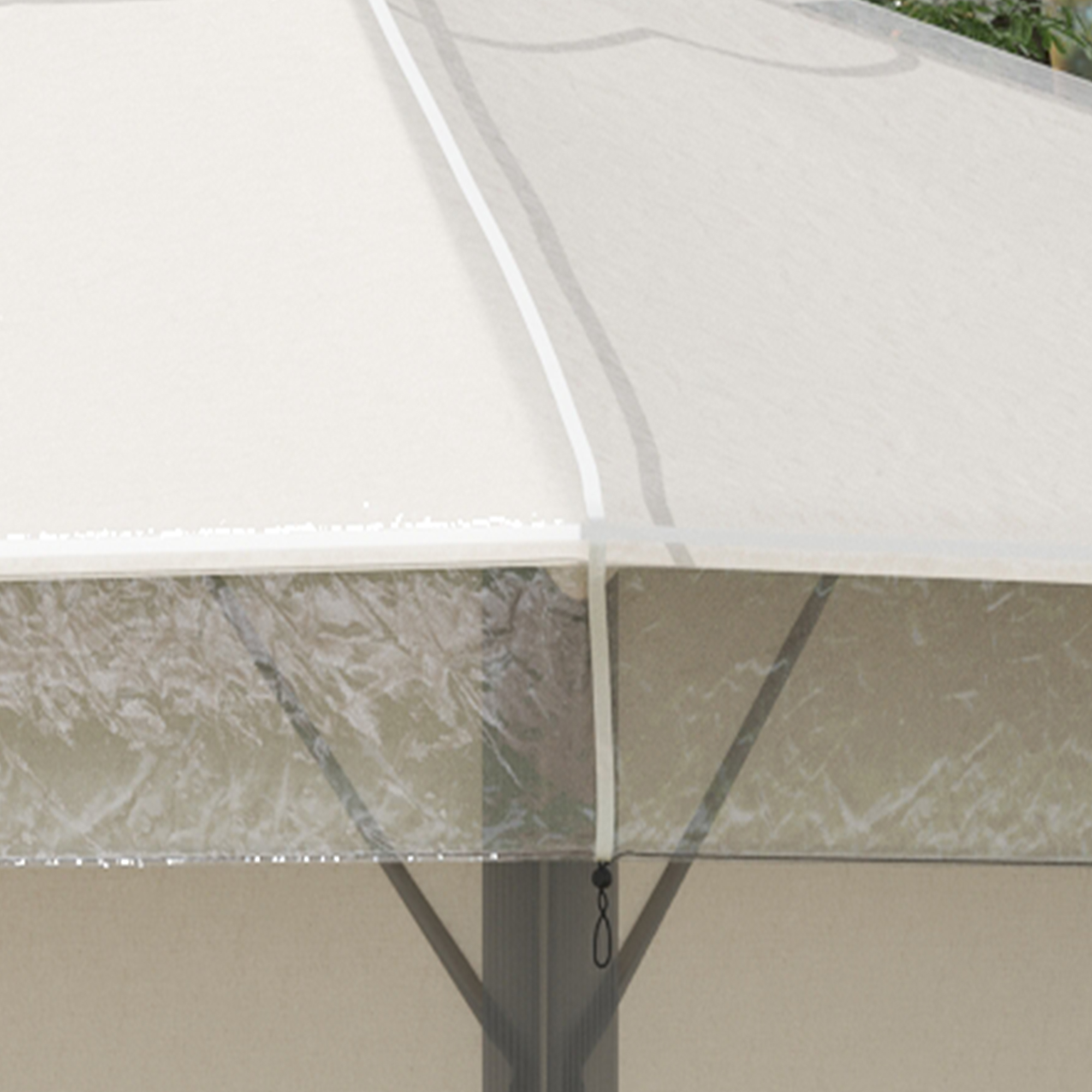 Sombrilla beige con laterales transparentes y marco de metal.
