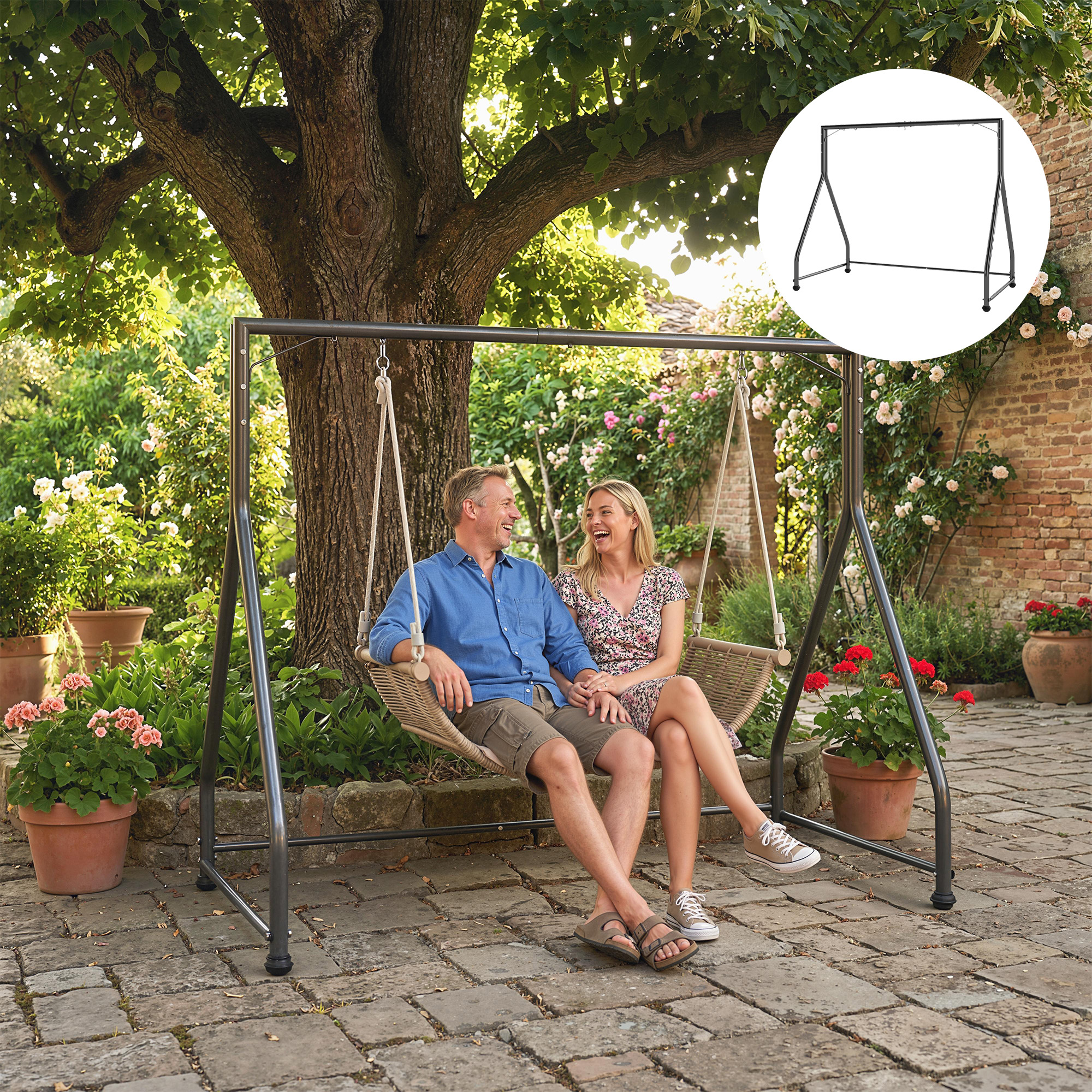 Pareja en un asiento de columpio en un jardín con árboles y flores.
