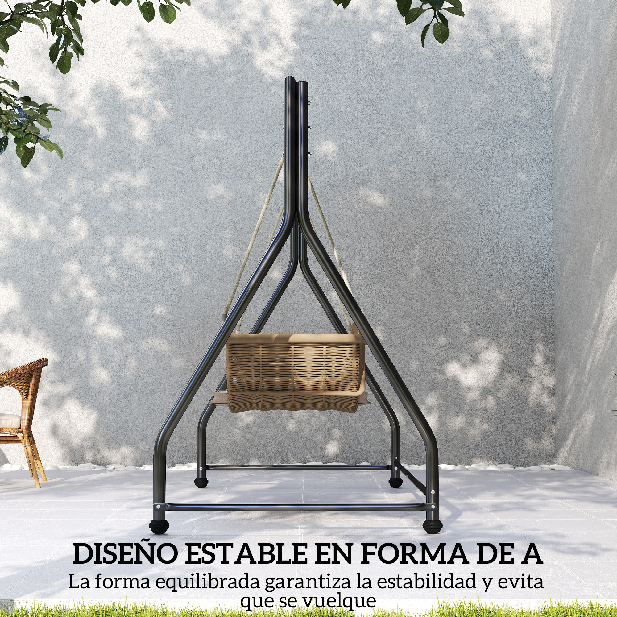 Un columpio negro con asiento de mimbre en un patio embaldosado.