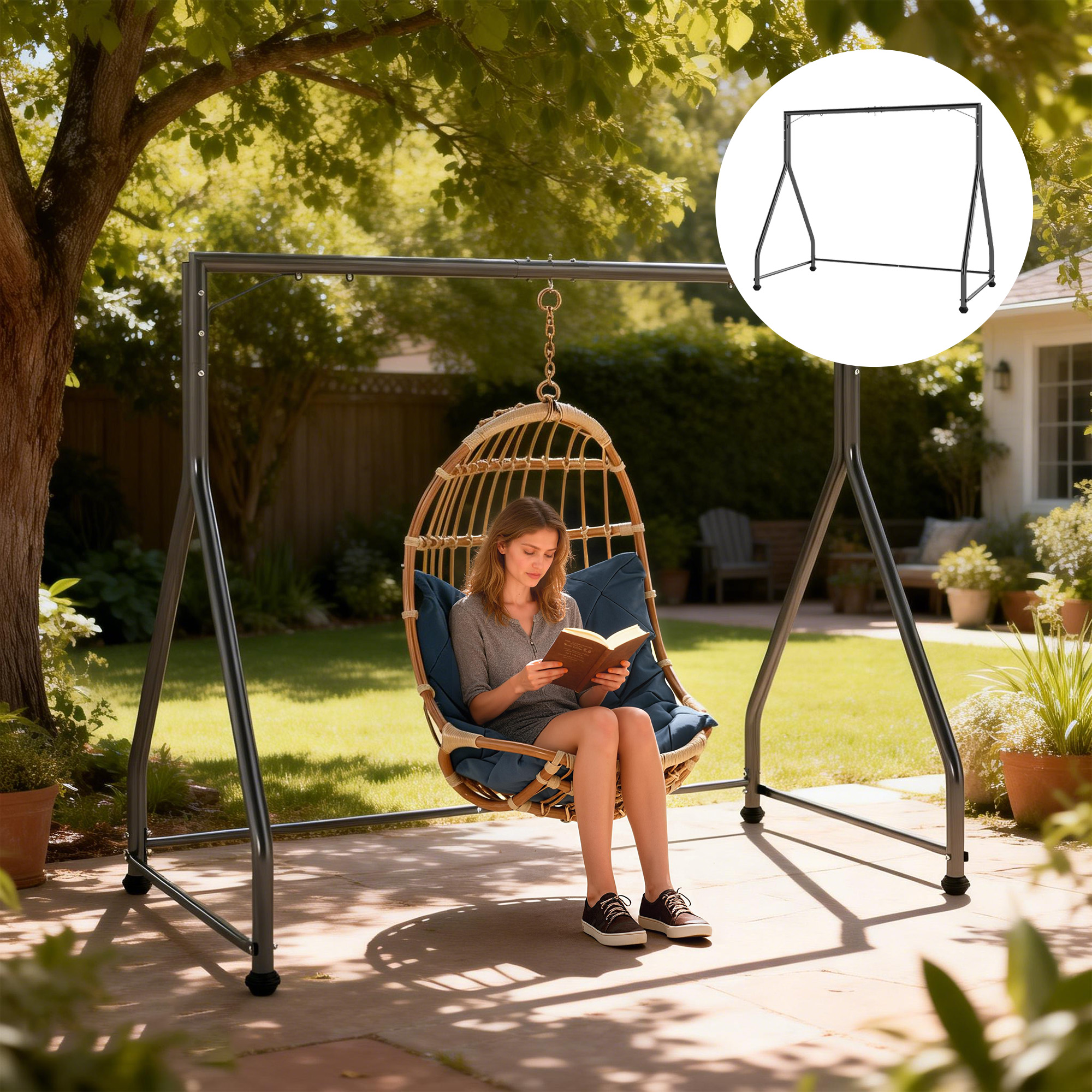 Una mujer lee un libro en una silla colgante de ratán en un patio con césped y árboles.