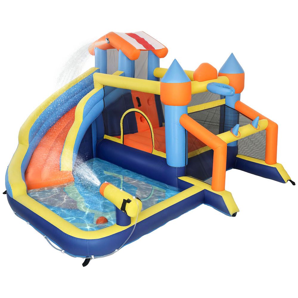 Tobogán acuático inflable con piscina, azul, amarillo, naranja. Agua rociando.
