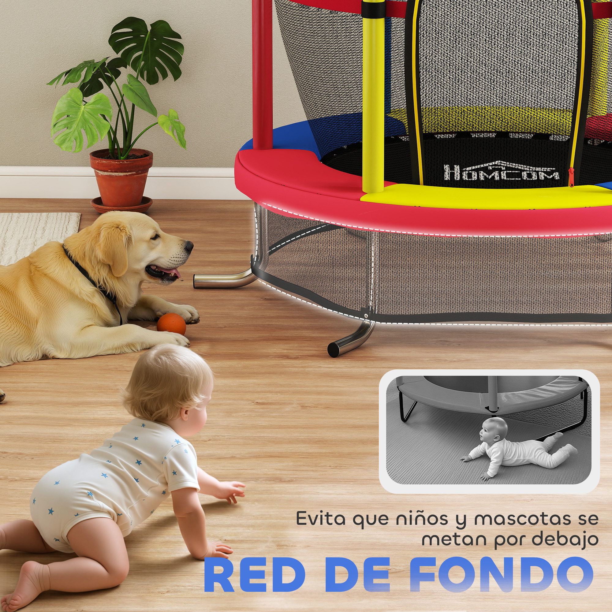 Un bebé gatea en suelo de madera, un perro tumbado cerca, trampolín al fondo.