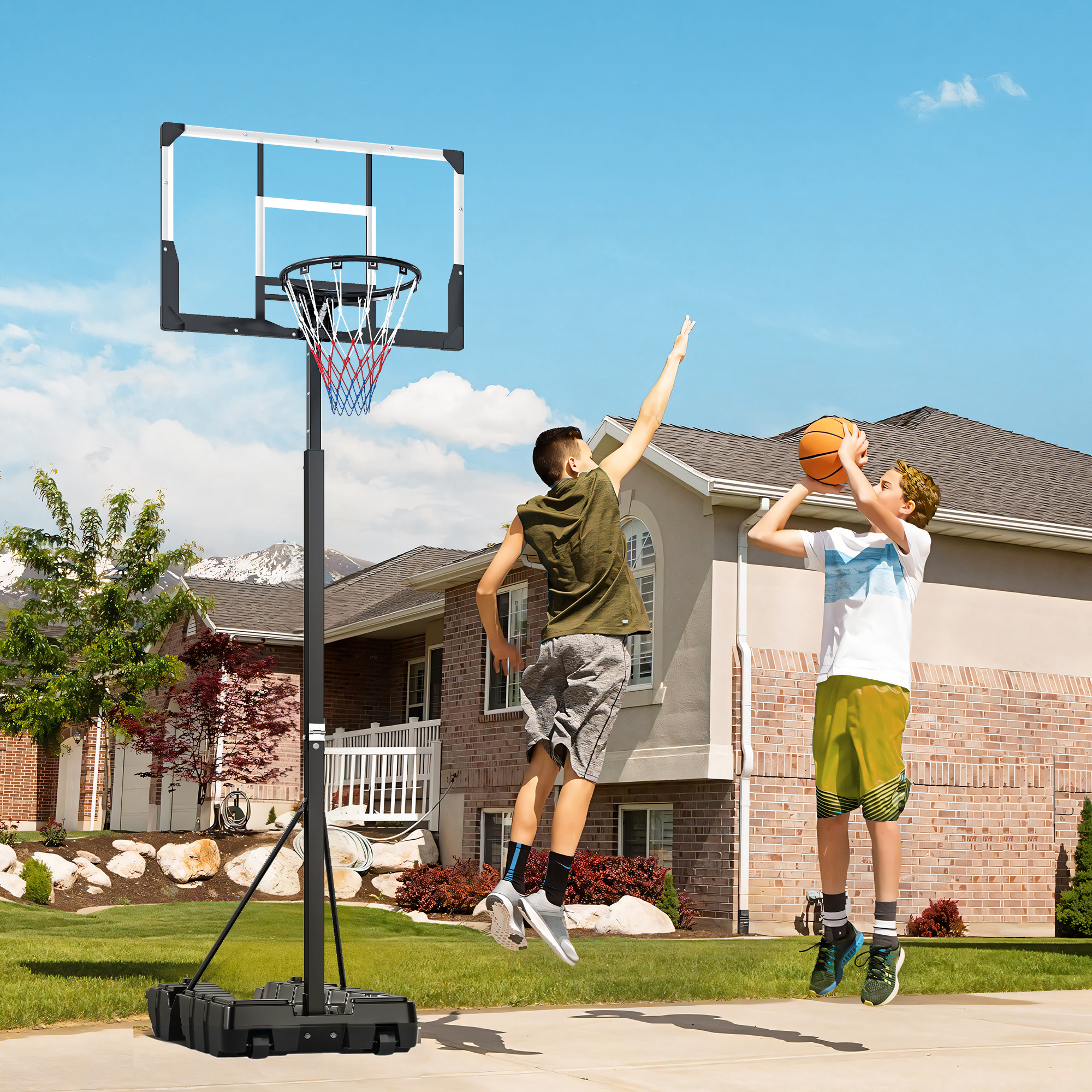 Dos niños juegan al baloncesto en un camino. Uno salta para tirar, el otro está en el aire.