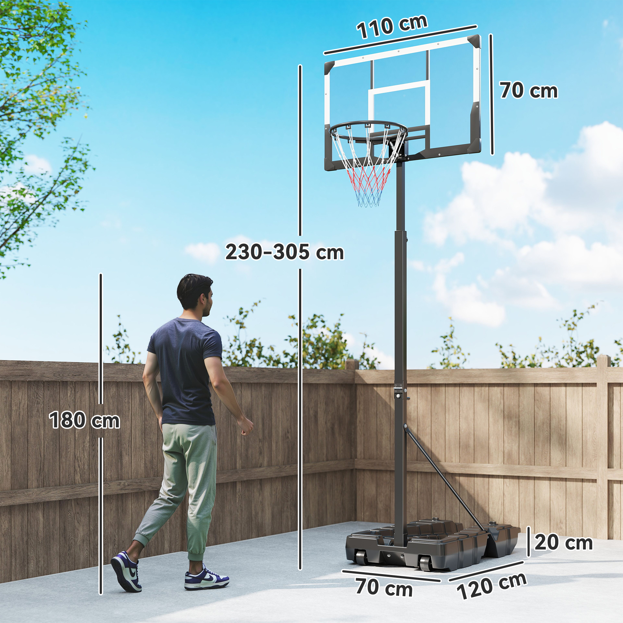 Un hombre junto a un aro de baloncesto de altura ajustable (230-305 cm).