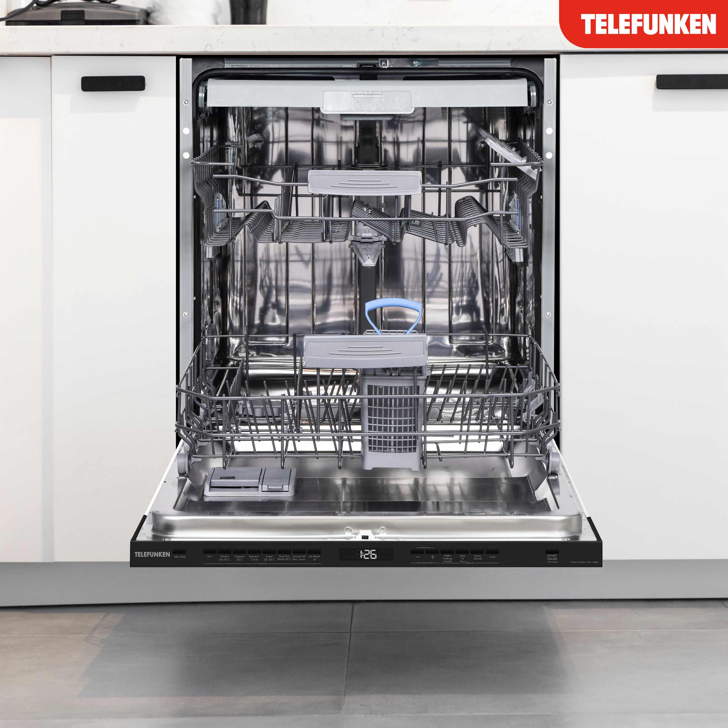 Ein offener Telefunken-Geschirrspüler mit zwei Körben und silbernen Körben.