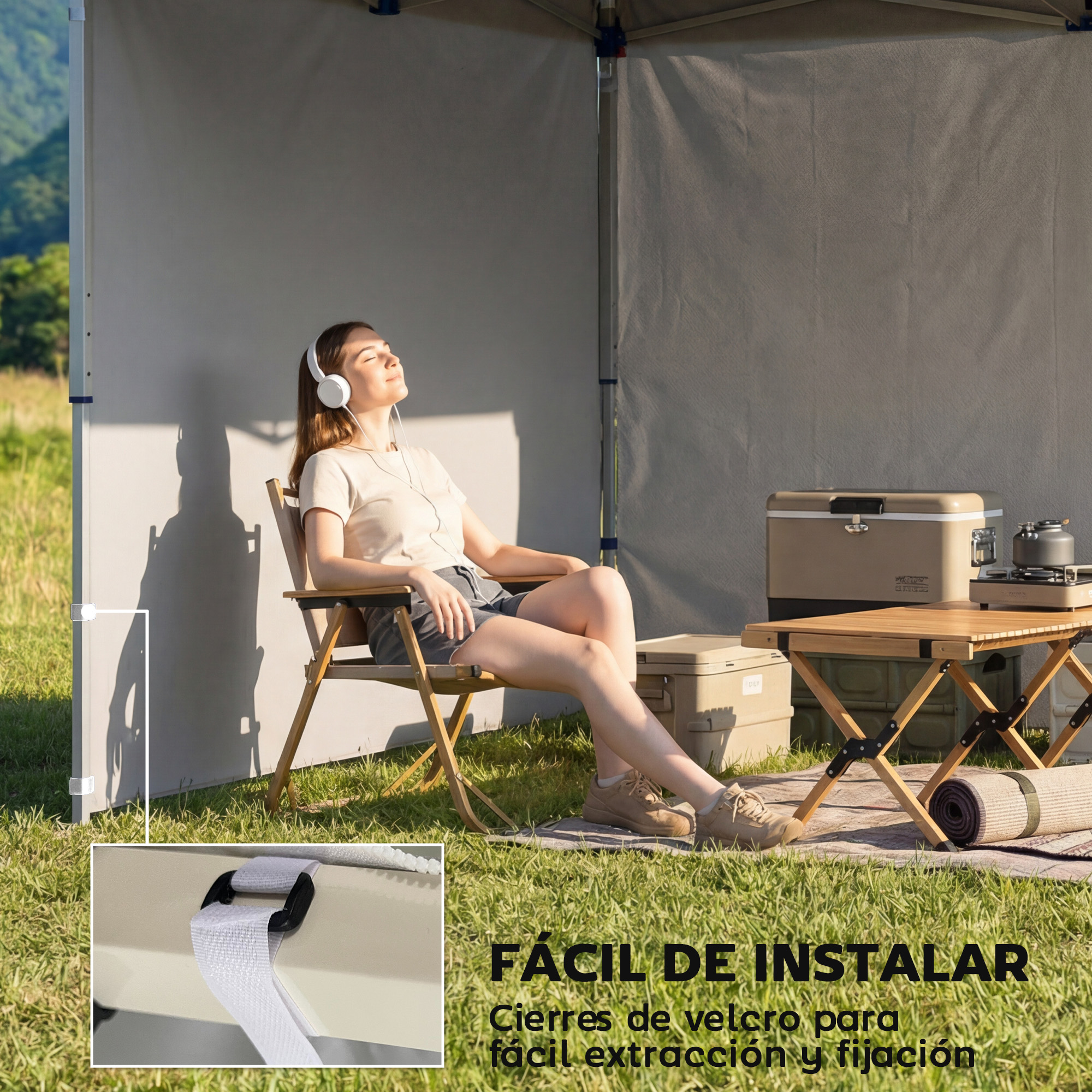 Una mujer con auriculares se relaja en una silla de camping bajo un toldo.
