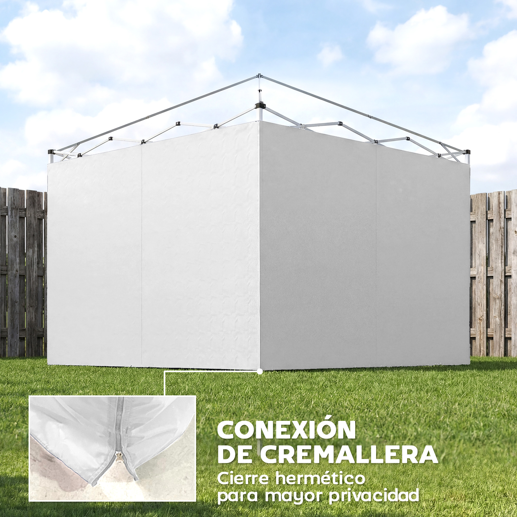 Una carpa blanca con marco de metal se alza sobre césped junto a una valla de madera.