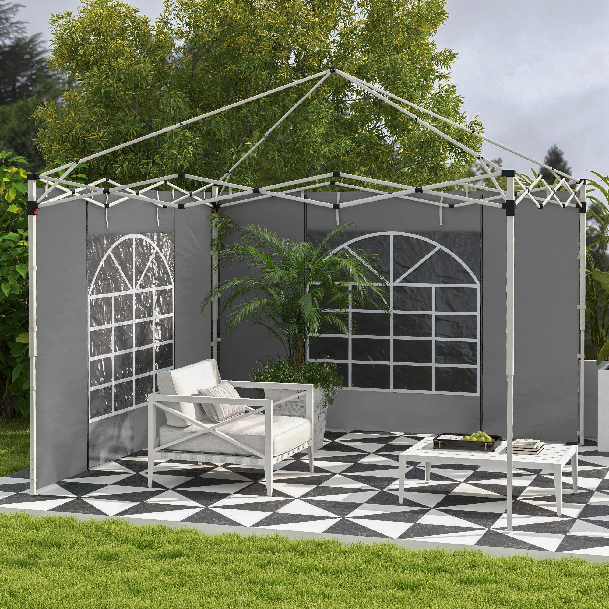 Una carpa gris con muebles blancos y una mesa sobre un suelo a cuadros.