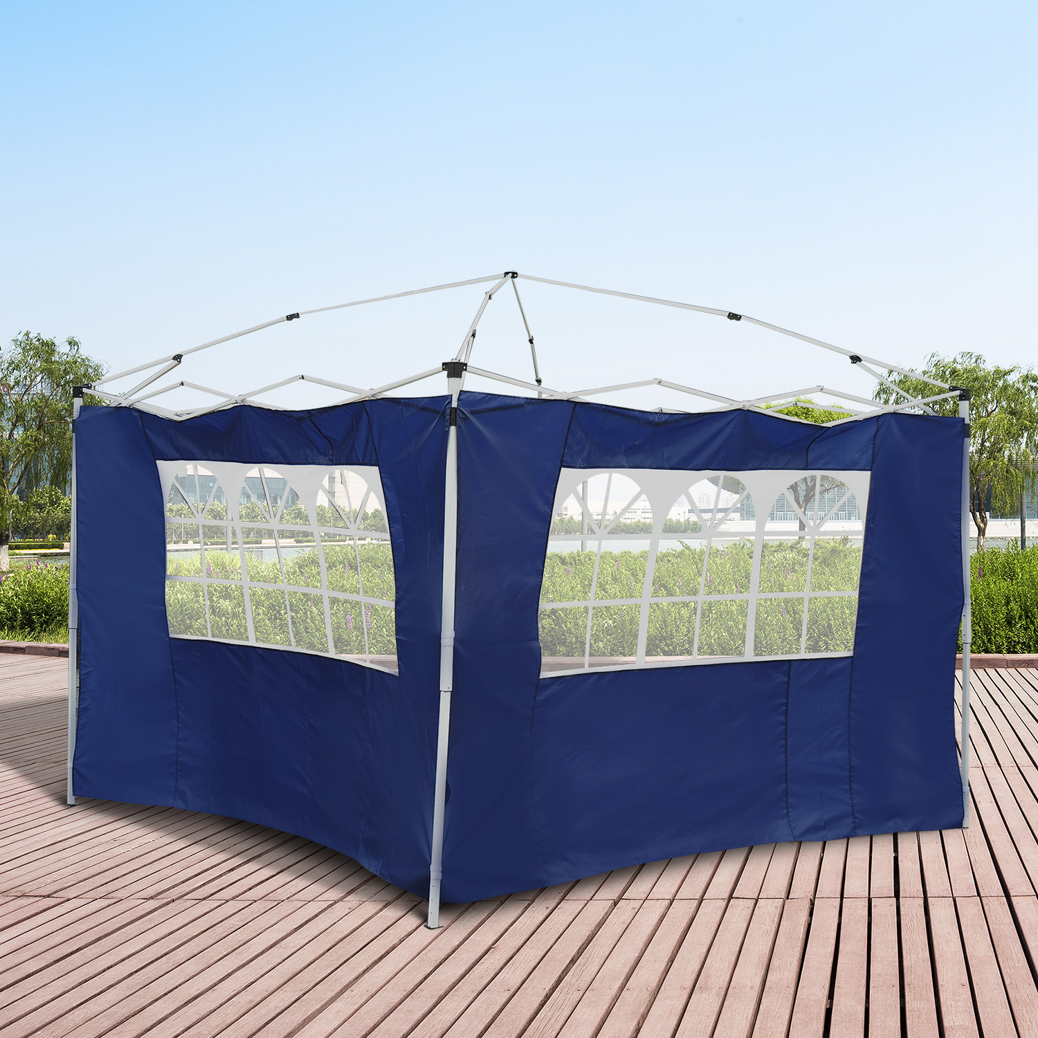 Una carpa azul con ventanas se alza sobre una cubierta de madera bajo un cielo azul.