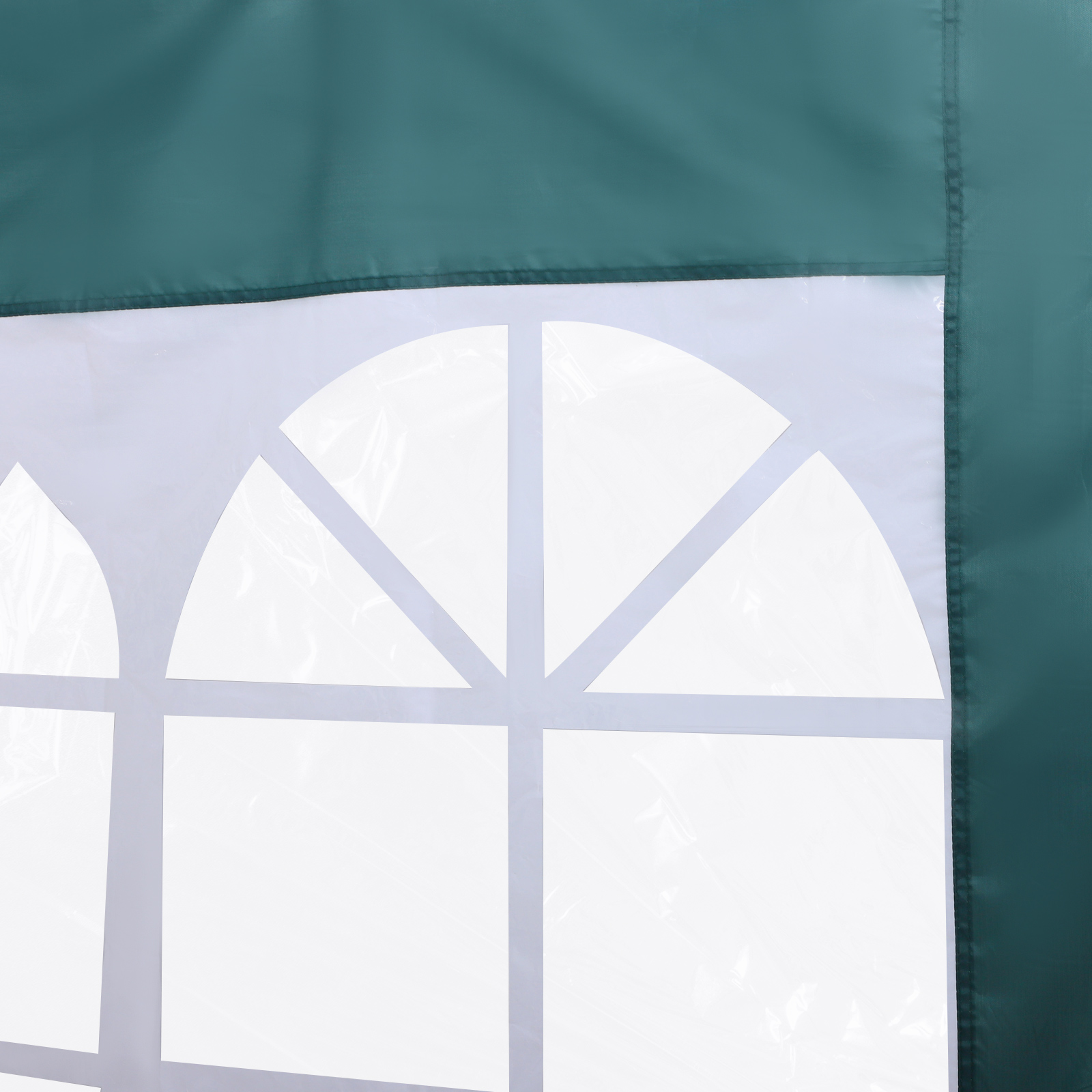 Tela de tienda verde con ventanas transparentes en diseño de arco y rejilla.